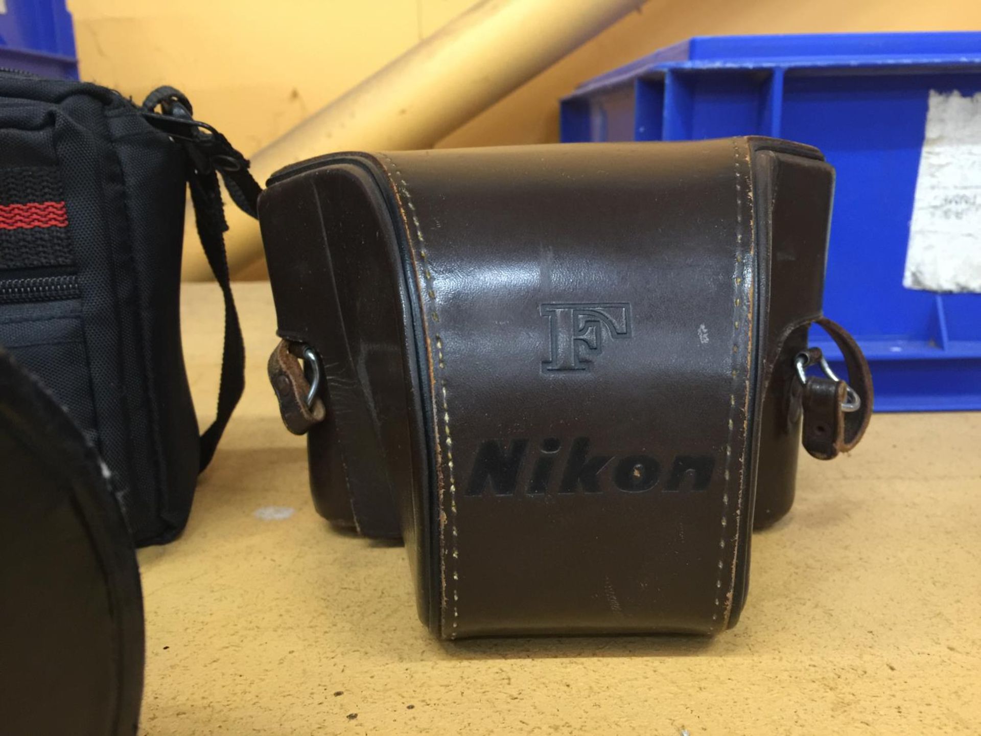 A NIKON TELEPHOTO LENSE WITH BAG AND CASE NIKKOR ED 180 MM 1:28 3880 069 TOGETHER WITH VINTAGE NIKON - Image 3 of 4