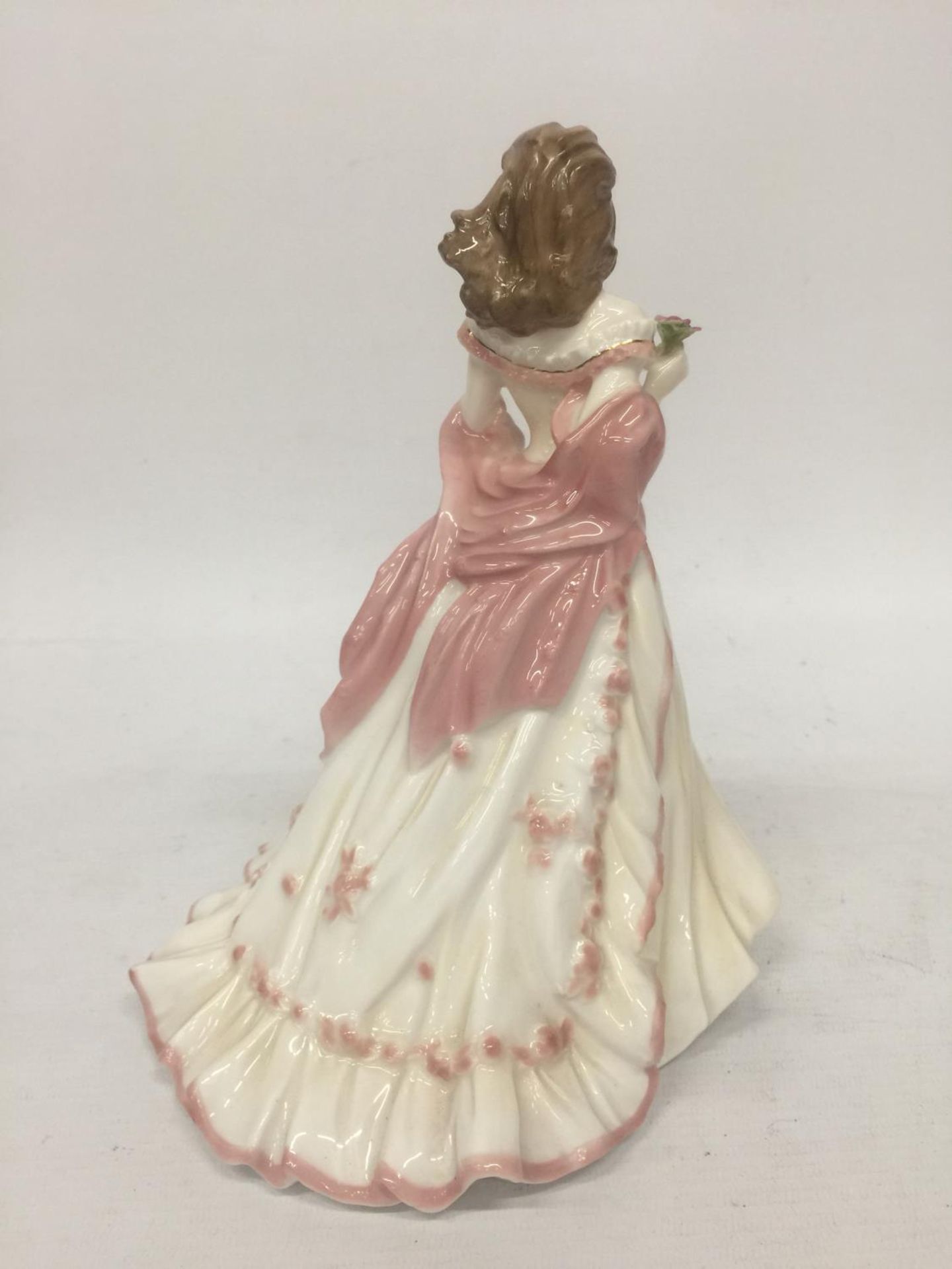 A ROYAL WORCESTER FIGURINE "GLYNDEBOURNE HIGH SOCIETY" MODELLED BY JACK GLYNN - 23.5 CM - Image 3 of 5