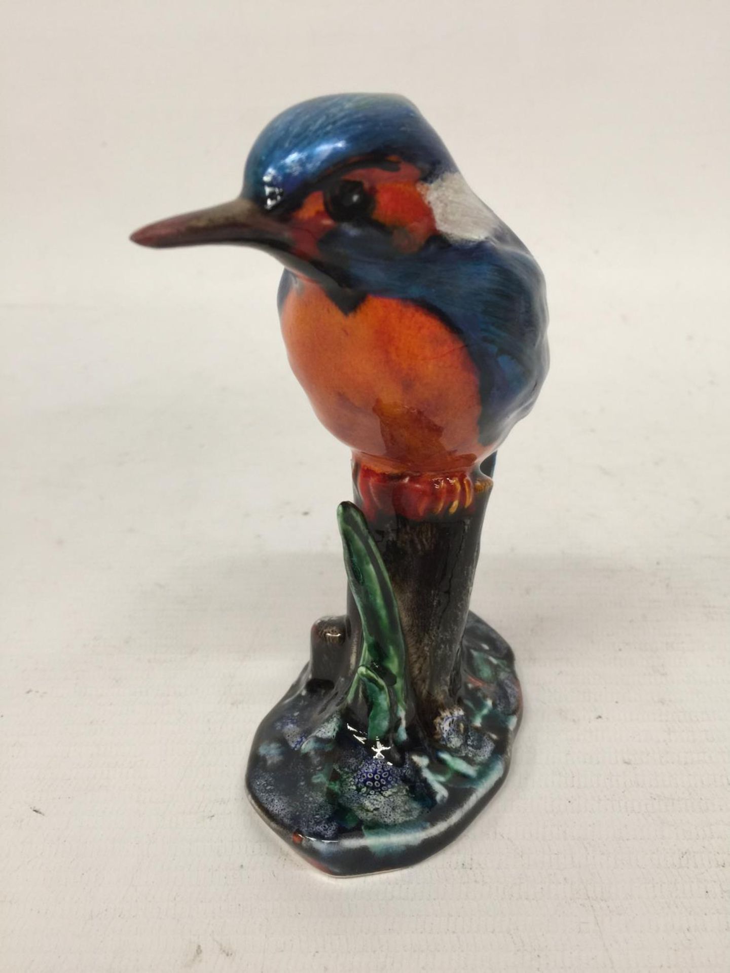 AN ANITA HARRIS KINGFISHER SIGNED IN GOLD TO BASE - Image 2 of 5