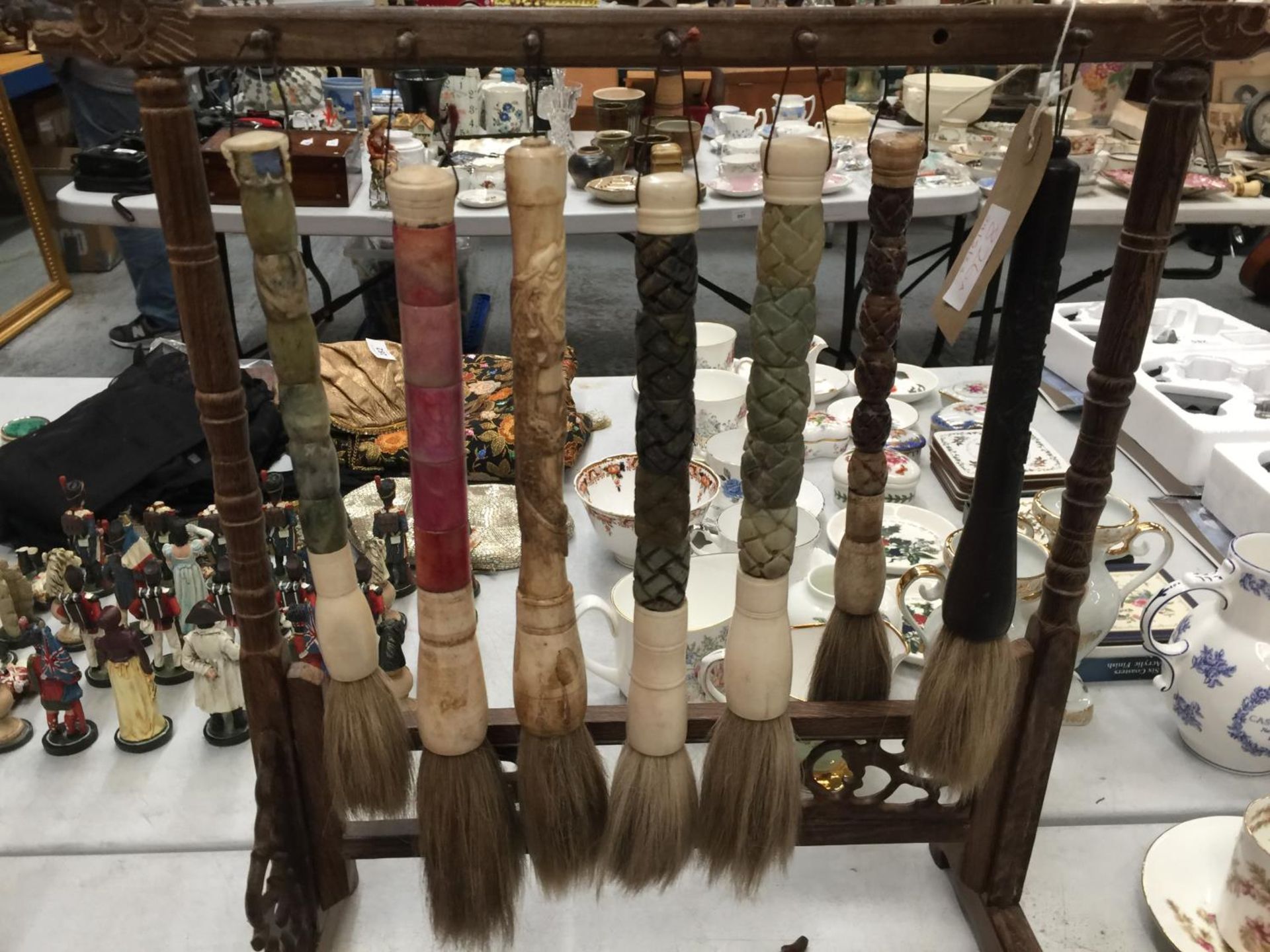 A VINTAGE ORIENTAL CALLIGRAPHY SET WITH STAND AND BRUSHES - Image 2 of 6