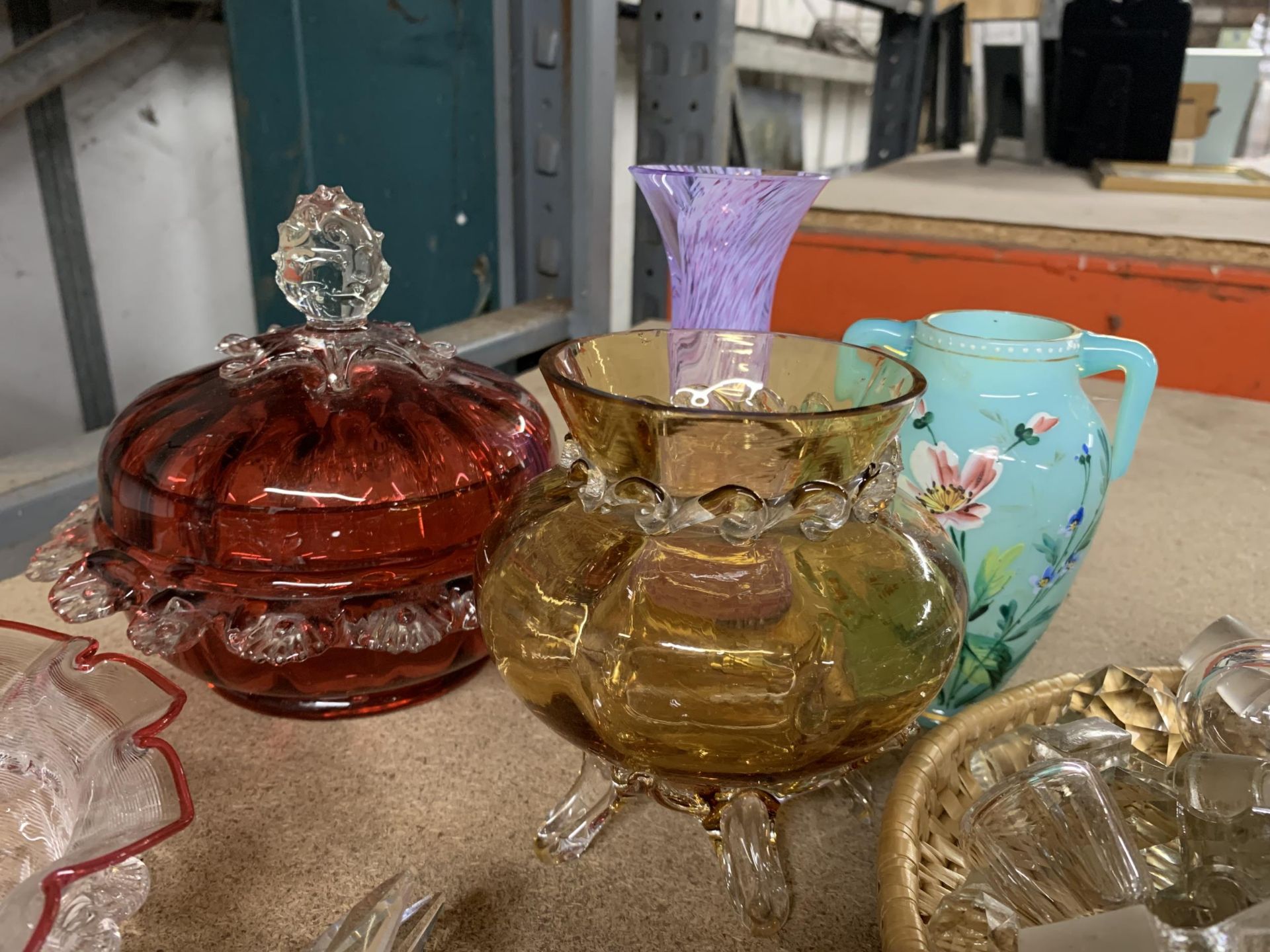 A MIXED COLLECTION OF GLASS TO INCLUDE LIDDED CRANBERRY POT ETC - Image 3 of 4