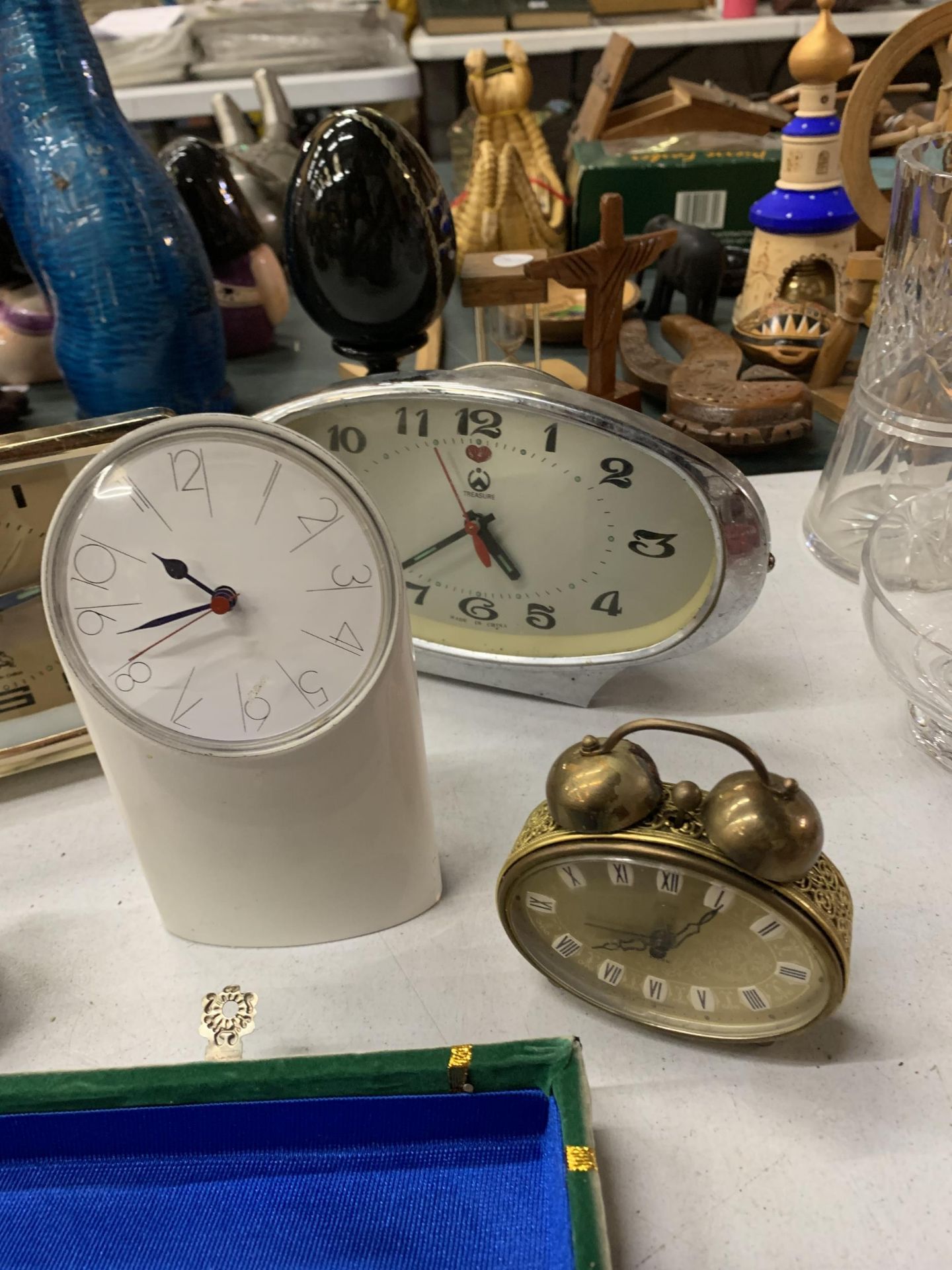 A QUANTITY OF VINTAGE CLOCKS TO INCLUDE MANTLE CLOCKS AND ALARM CLOCKS - 5 IN TOTAL