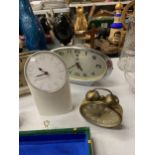 A QUANTITY OF VINTAGE CLOCKS TO INCLUDE MANTLE CLOCKS AND ALARM CLOCKS - 5 IN TOTAL