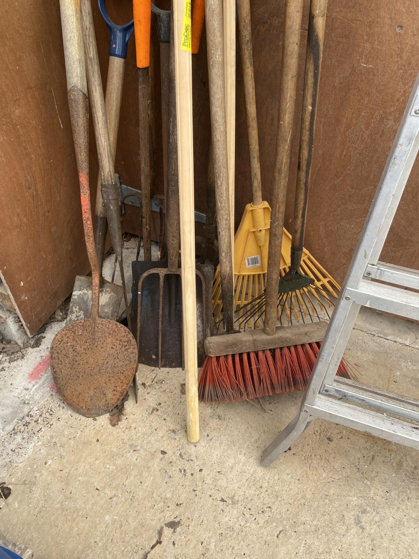 A SET OF STEP LADDERS AND ASSORTED GARDEN TOOLS ETC - Image 4 of 5