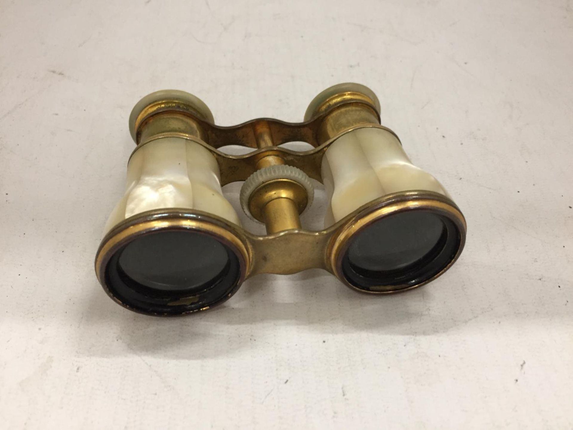 A PAIR OF MOTHER OF PEARL OPERA GLASSES