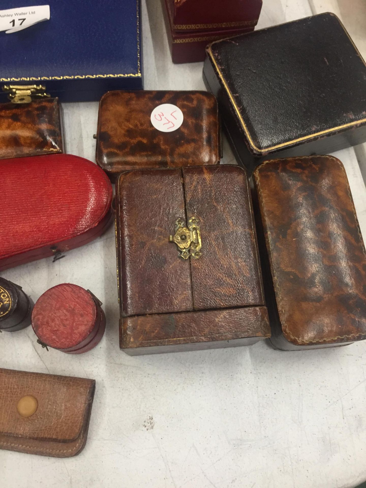 A COLLECTION OF ANTIQUE AND VINTAGE JEWELLERY BOXES TO INCLUDE A TOOLED GILT AND LEATHER BOOKEND - Image 3 of 4