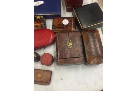 A COLLECTION OF ANTIQUE AND VINTAGE JEWELLERY BOXES TO INCLUDE A TOOLED GILT AND LEATHER BOOKEND - Image 3 of 4