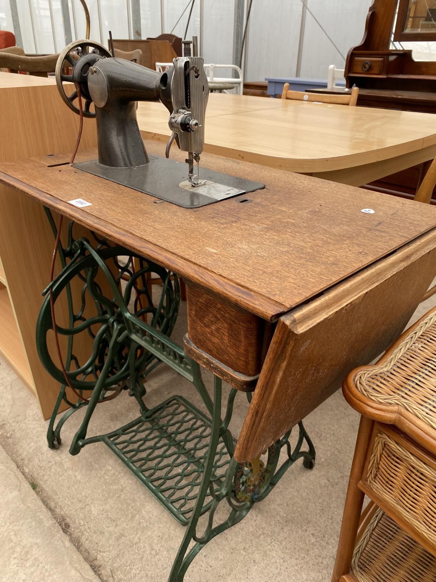 A SINGER TREADLE SEWING MACHINE IN AN OAK CABINET - Image 2 of 3