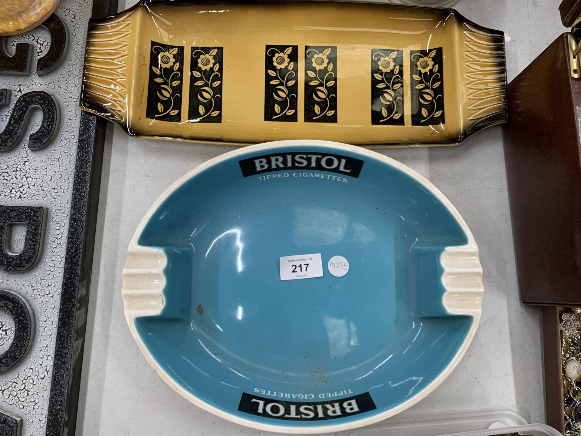 A GROUP OF ADVERTISING CERAMICS TO INCLUDE BRISTOL CIGARETTES OVERSIZED ASHTRAY ETC - Image 3 of 4