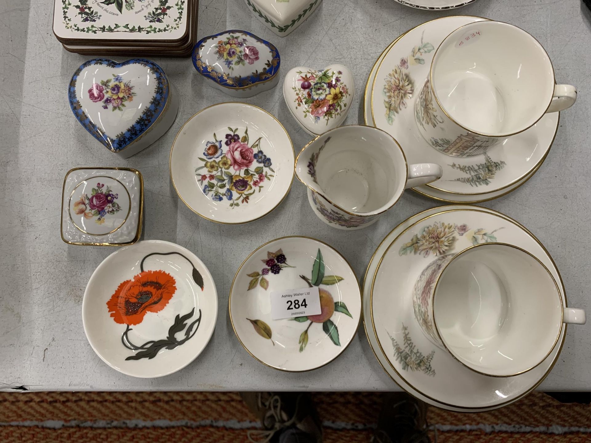 A MIXED GROUP OF CERAMICS TO INCLUDE WEDGWOOD, ROYAL WORCESTER ETC - Image 4 of 6