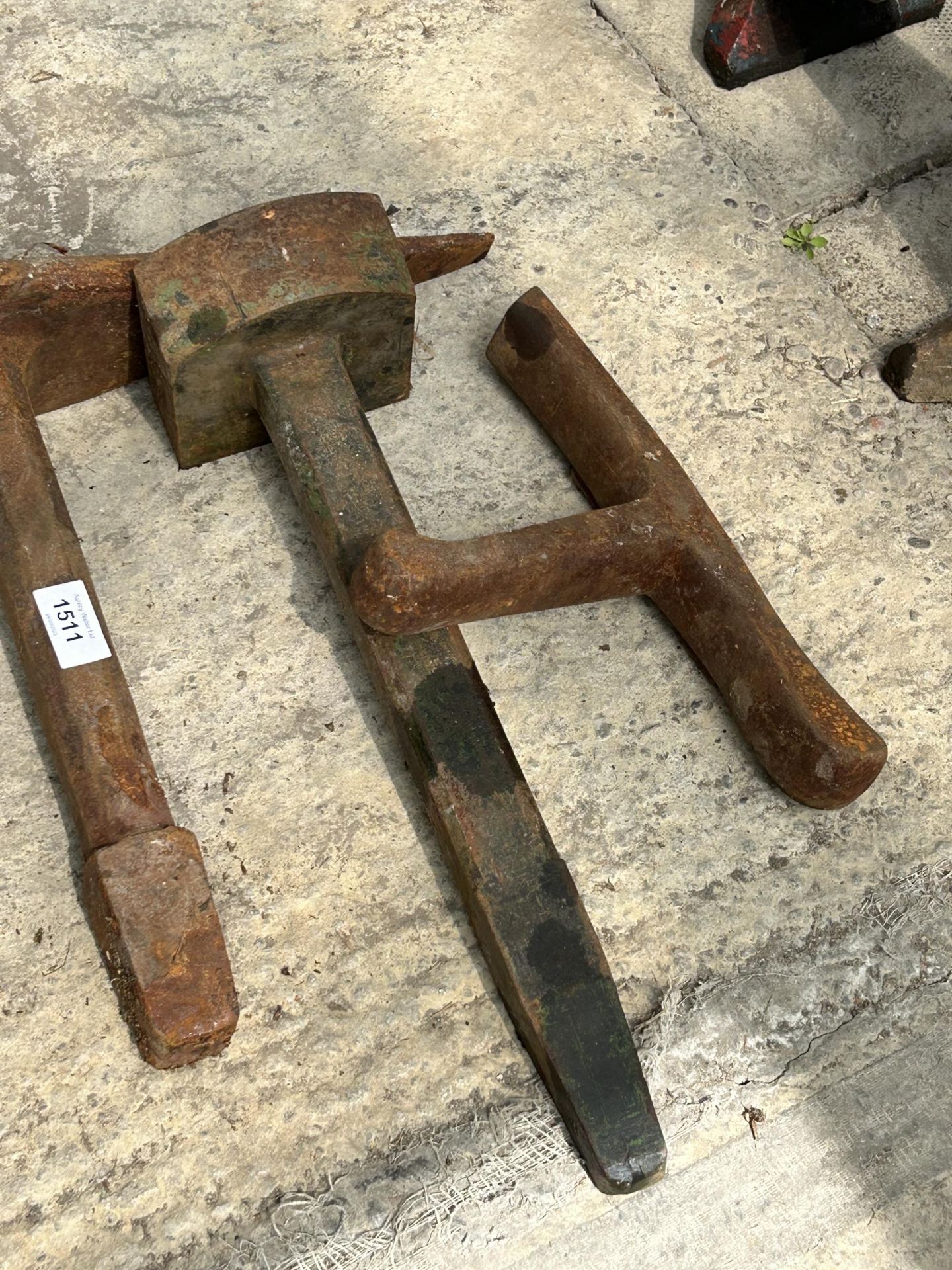 AN ASSORTMENT OF VINTAGE CAST IRON FORGING TOOLS - Image 2 of 3