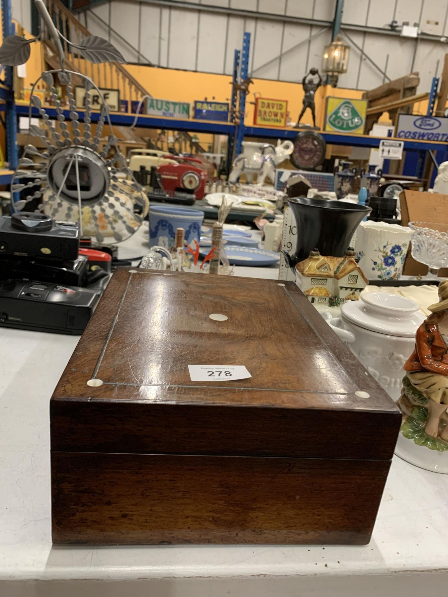 AN ANTIQUE ROSEWOOD JEWELLERY BOX WITH MOTHER OF PEARL INLAY - Image 4 of 4