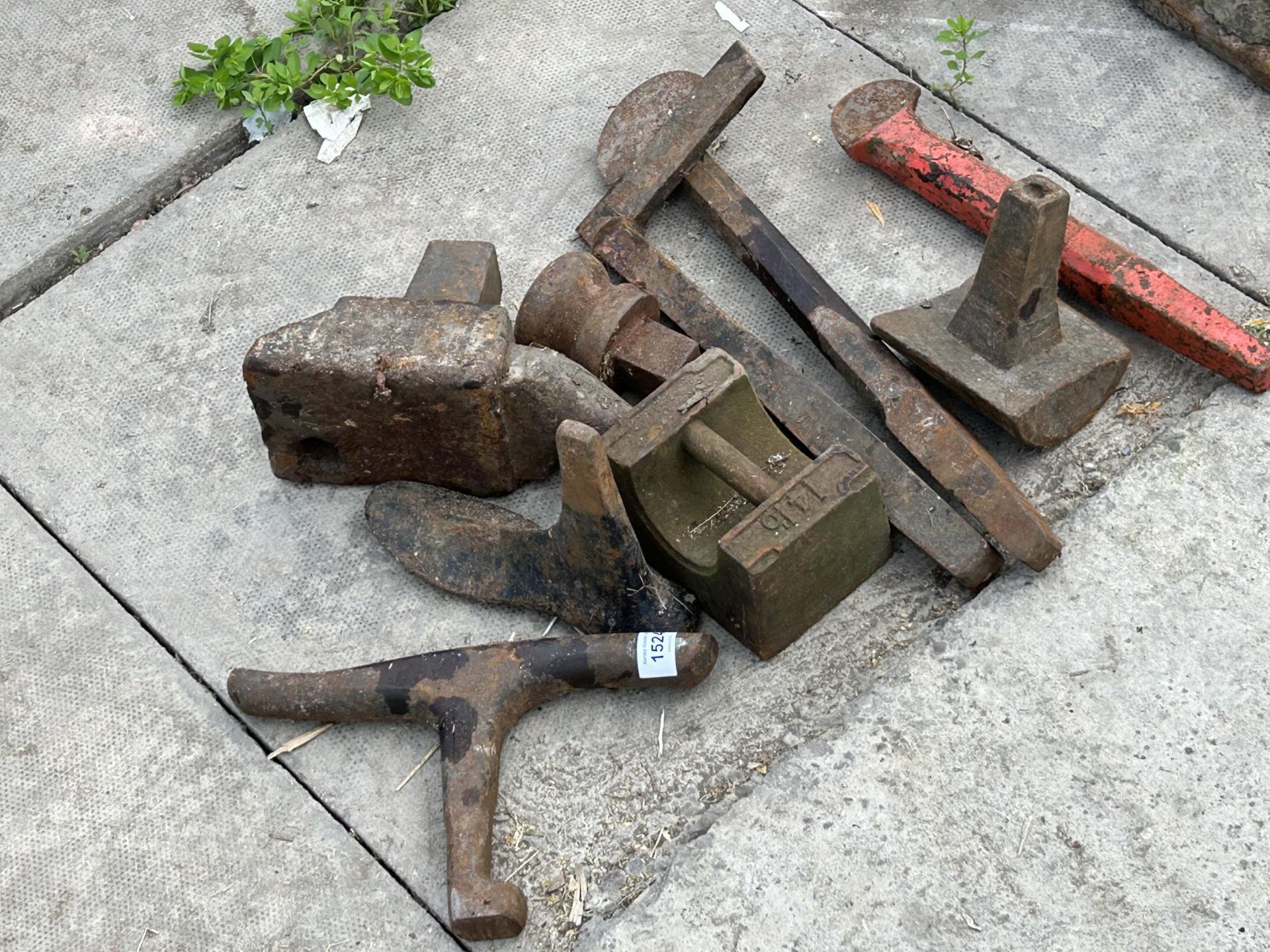 AN ASSORTMENT OF VINTAGE CAST IRON FORGING TOOLS - Image 4 of 4