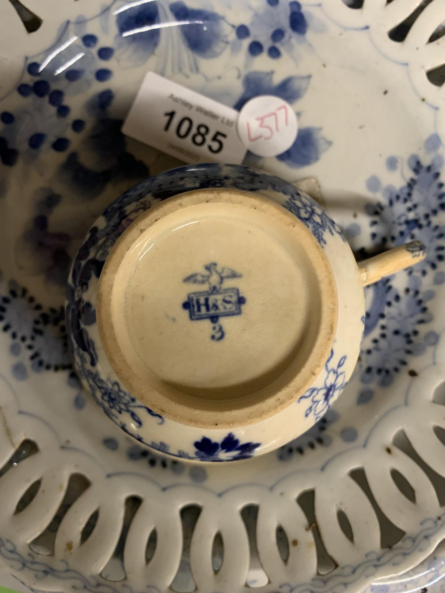 A COLLECTION OF 19TH CENTURY AND LATER BLUE AND WHITE CHINA, SPODE ETC - Image 4 of 5