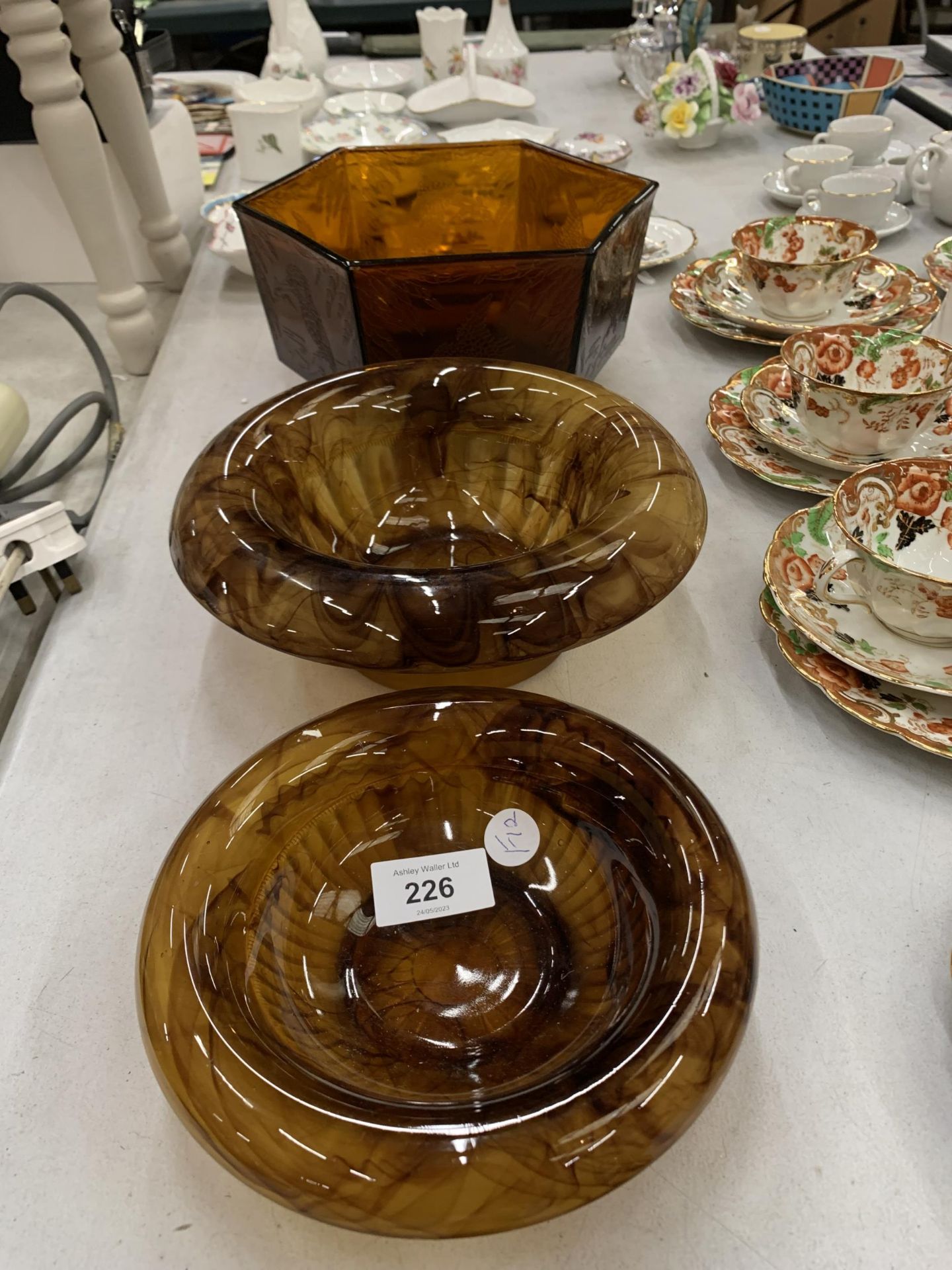 THREE AMBER CLOUD GLASSWARE BOWLS TO INCLUDE ONE WITH EMBOSSED KINGFISHERS