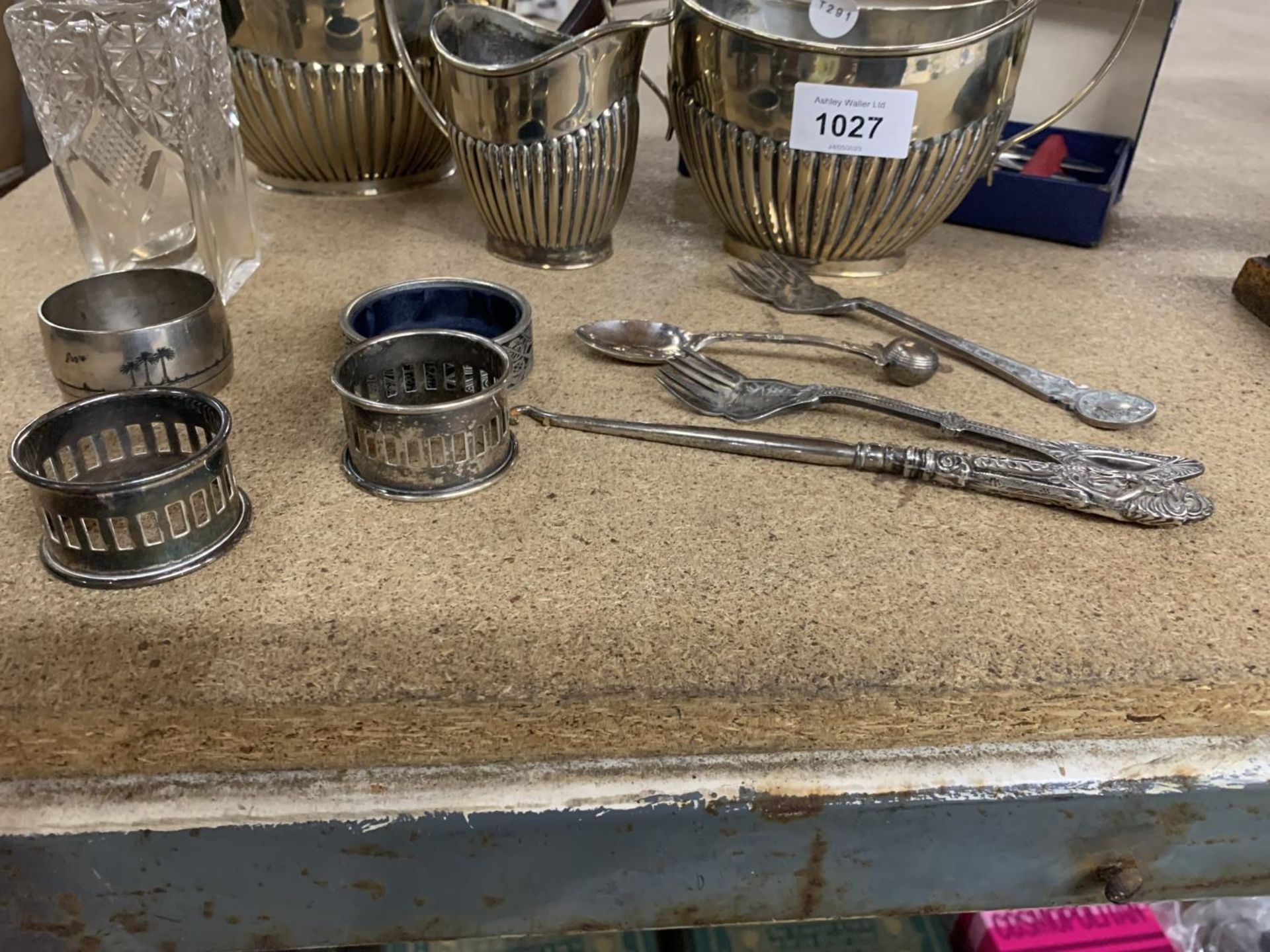 A QUANTITY OF SILVER PLATED ITEMS TO INCLUDE NAPKIN RINGS, A TEAPOT, SUGAR BOWL, CREAM JUG, - Image 2 of 4