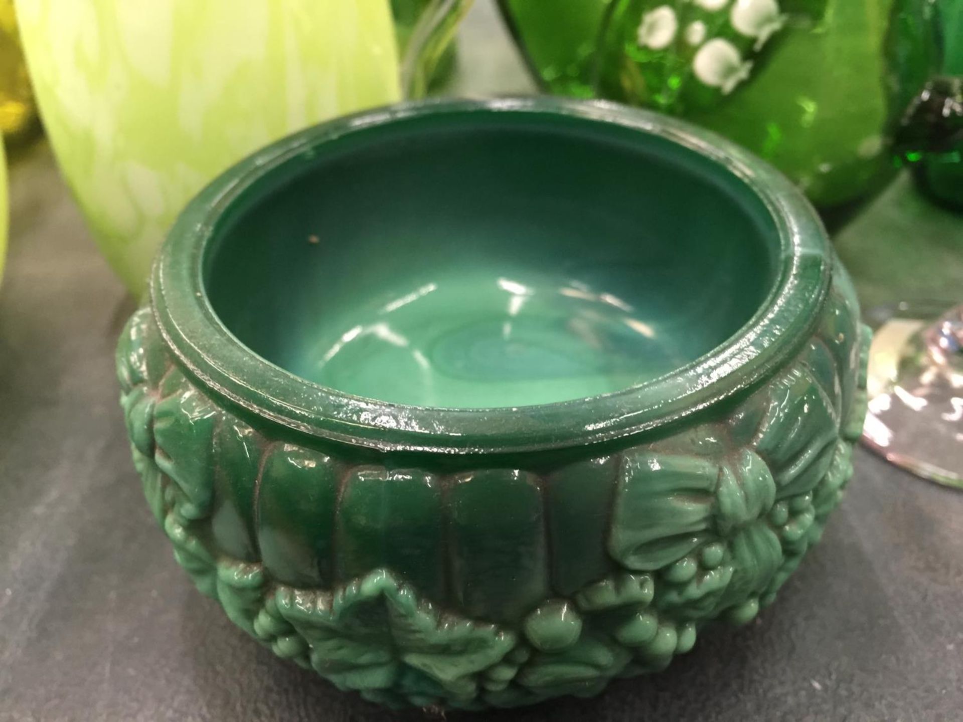 A LARGE QUANTITY OF GREEN COLOURED GLASSWARE TO INCLUDE HANDPAINTED EXAMPLES, BOWLS, VASES, JUGS, - Image 3 of 4
