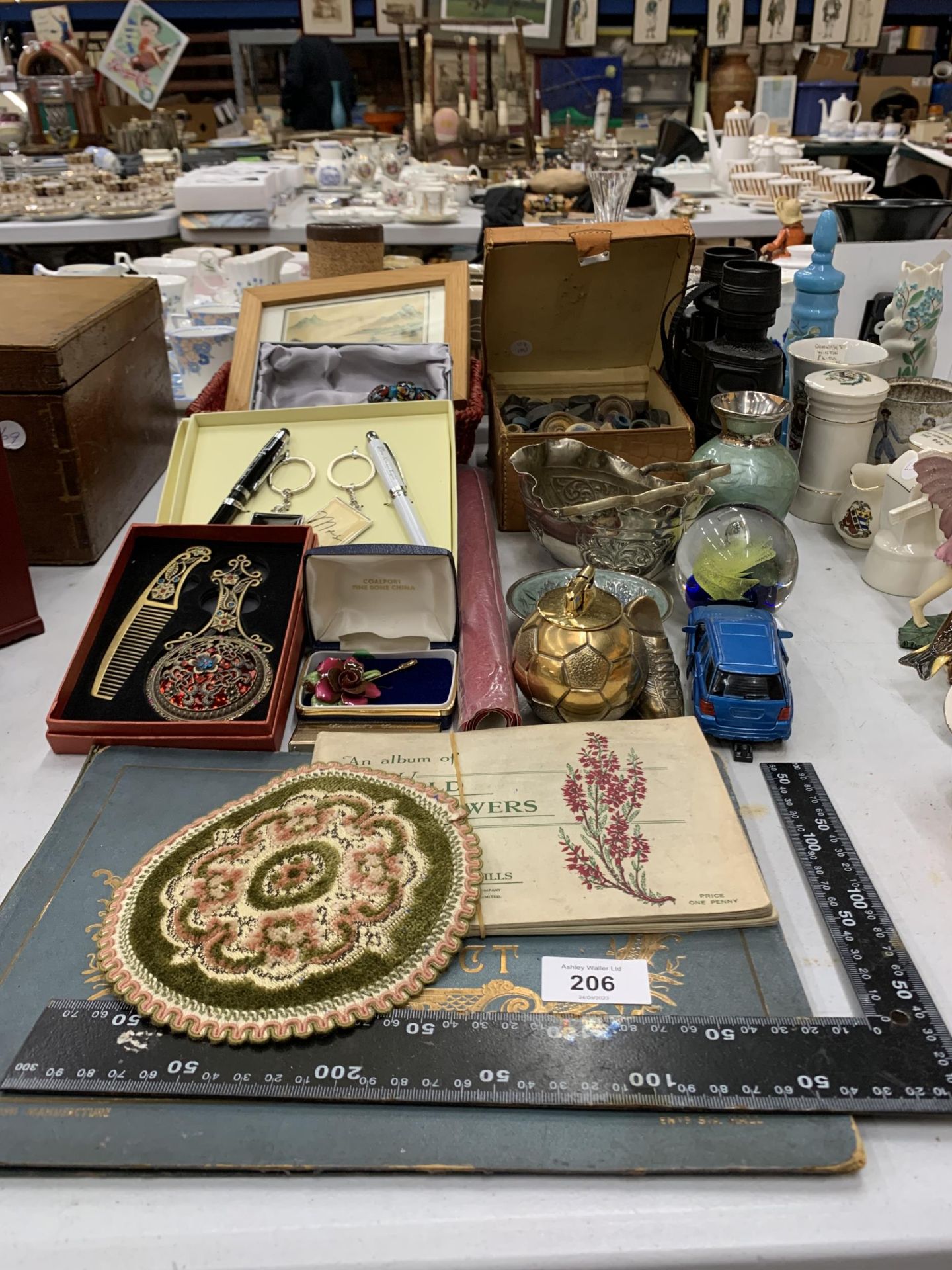 A MIXED LOT OF ASSORTED ITEMS, BOXED ITEMS, DRAUGHT PIECES ETC