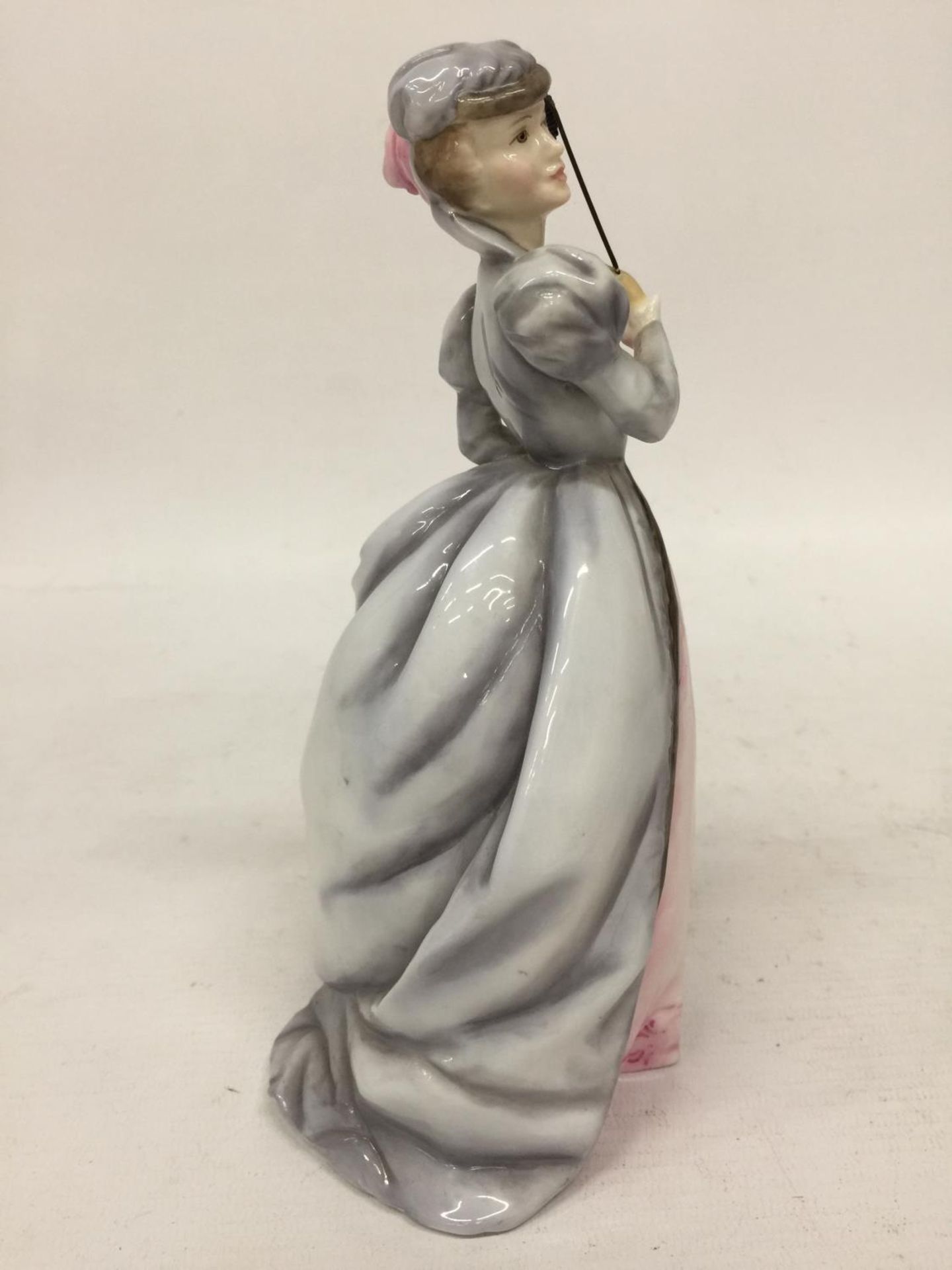 A ROYAL WORCESTER FIGURINE "MASQUERADE" - 20.5 CM - Image 3 of 6