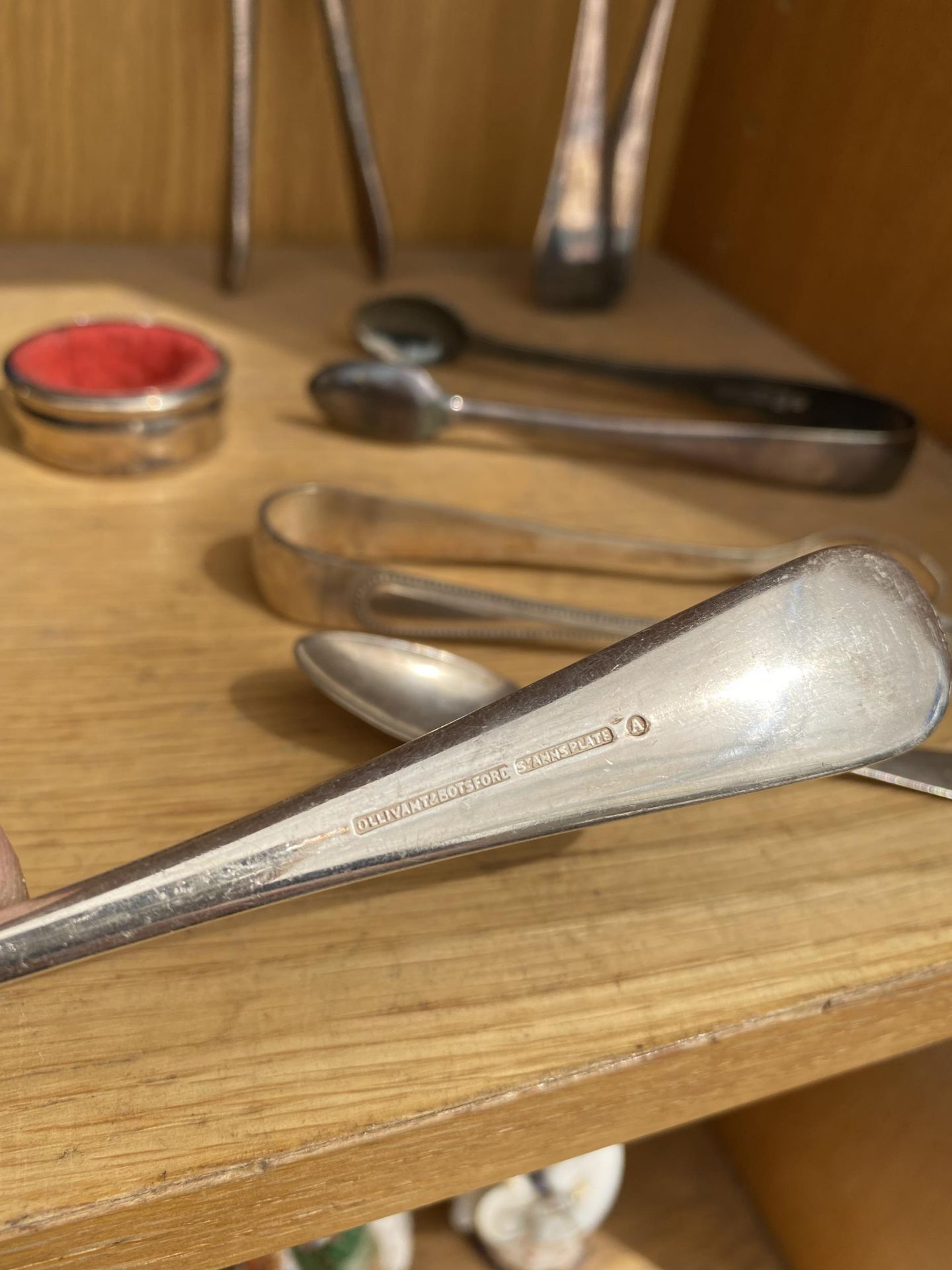 A GROUP OF VINTAGE SILVER PLATED FLATWARE / CUTLERY ITEMS ETC - Image 6 of 8