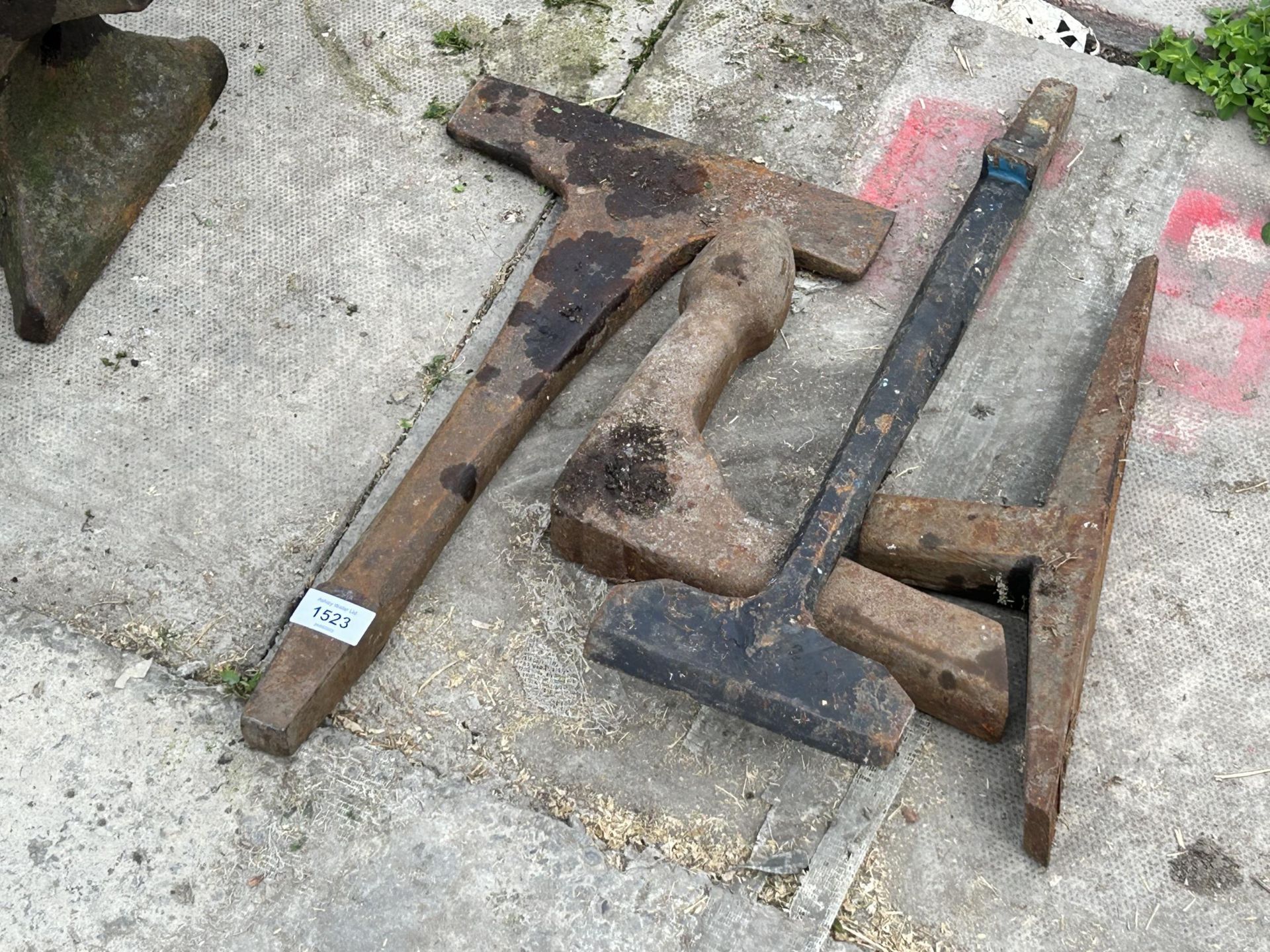 AN ASSORTMENT OF VINTAGE CAST IRON FORGING TOOLS - Image 2 of 3