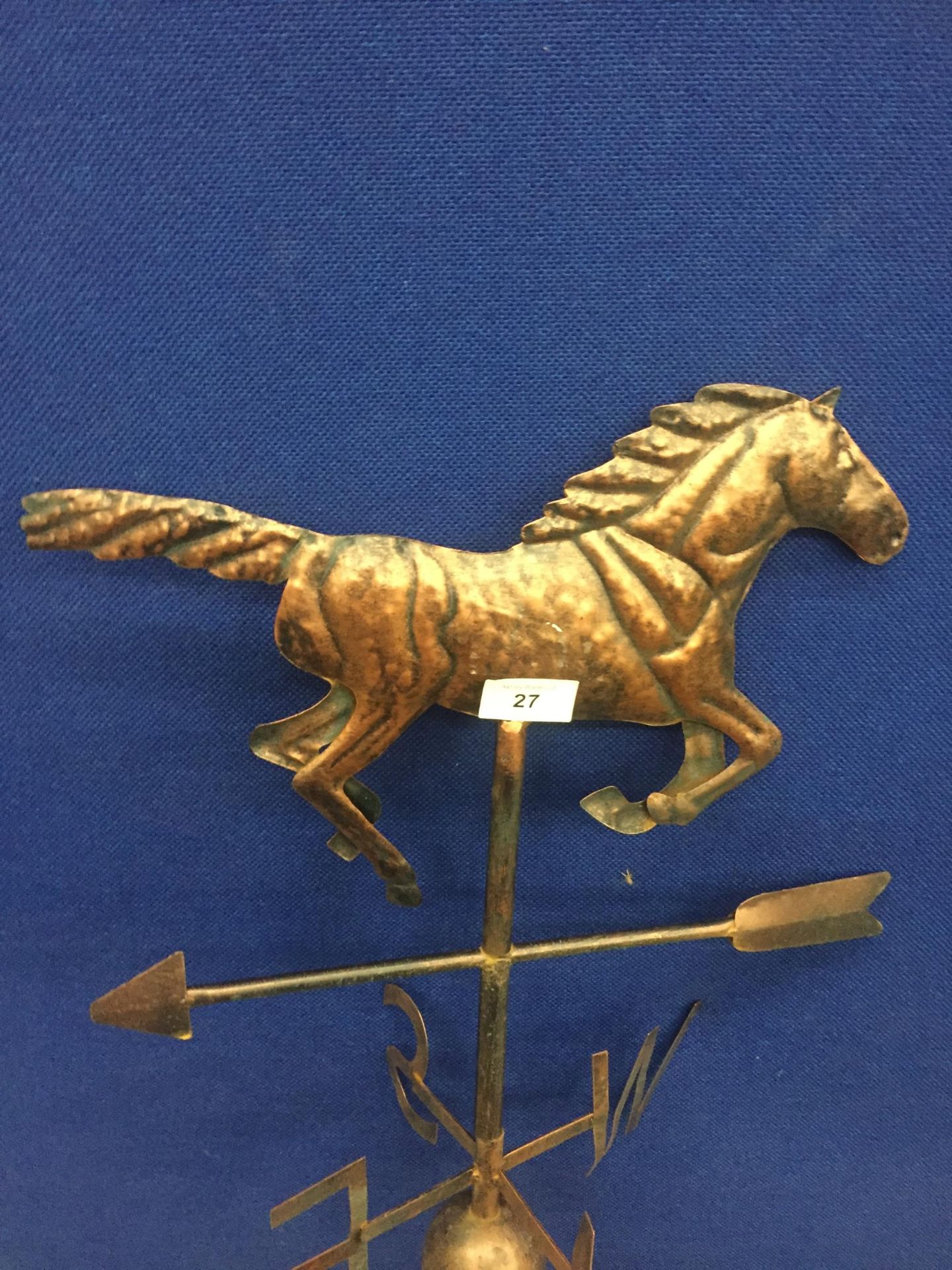 A VINTAGE COPPER EFFECT METAL WEATHER VANE WITH HORSE DESIGN TOP - Image 2 of 3