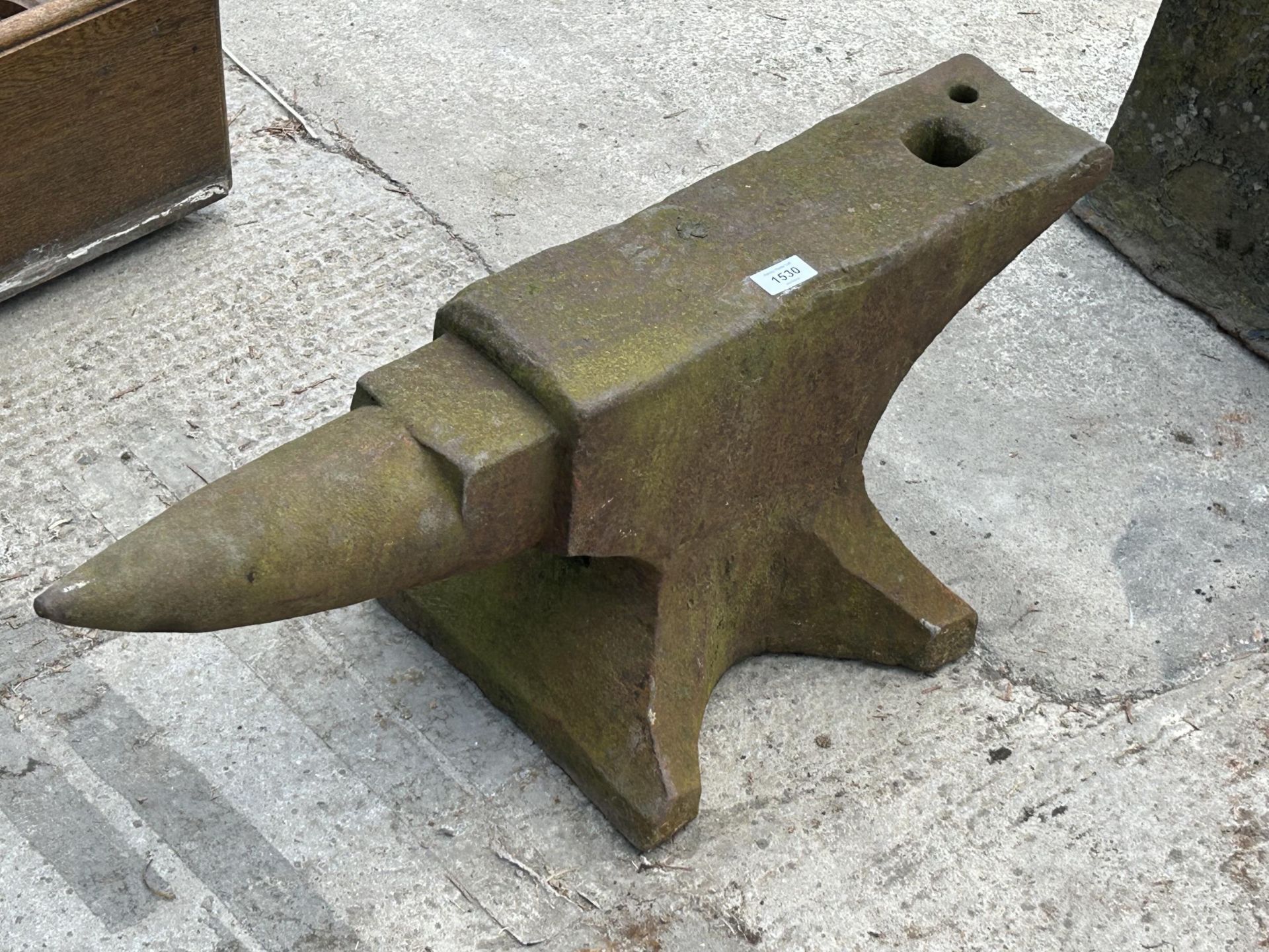 A LARGE VINTAGE CAST IRON BLACKSMITHS ANVIL (H:32CM L:77CM) - Image 2 of 4