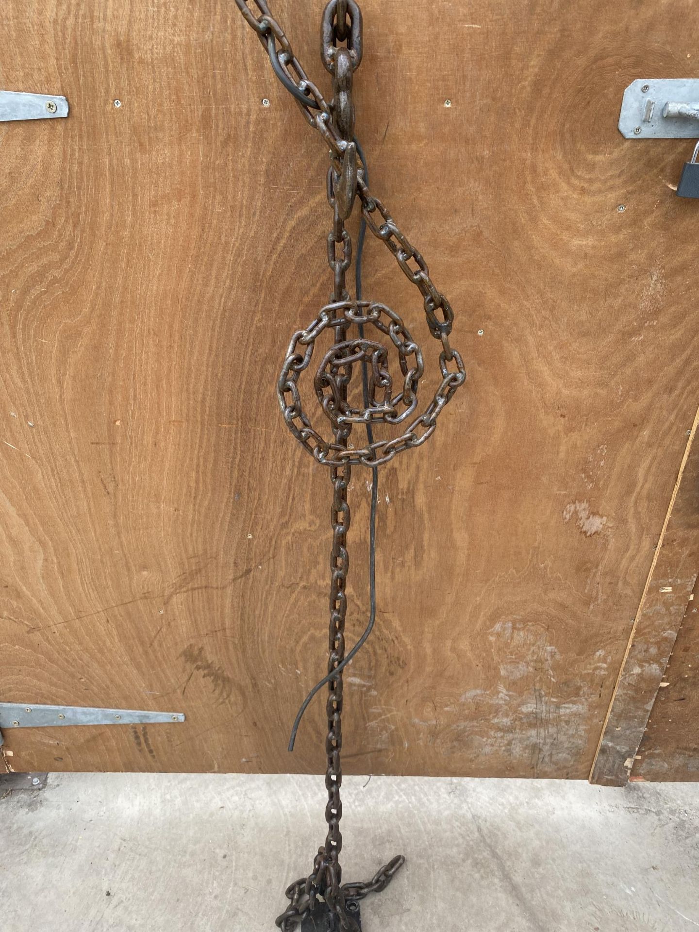 A VINTAGE STYLE CHAIN DESIGN LAMP/SIGN BRACKET - Image 2 of 6