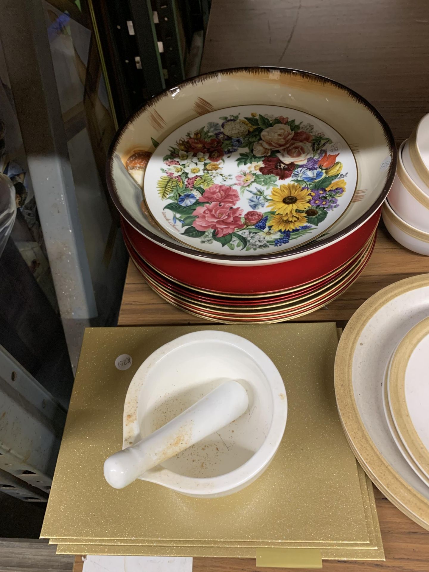 A QUANTITY OF CERAMIC ITEMS TO INCLUDE A PESTLE AND MORTAR, LARGE GREEN AND GOLD PLATES, BOWLS, - Image 2 of 5