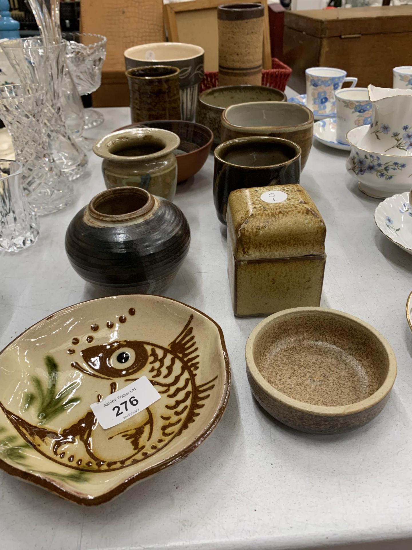 A MIXED GROUP OF STUDIO POTTERY VASES, FISH DESIGN BOWL ETC - Image 3 of 3