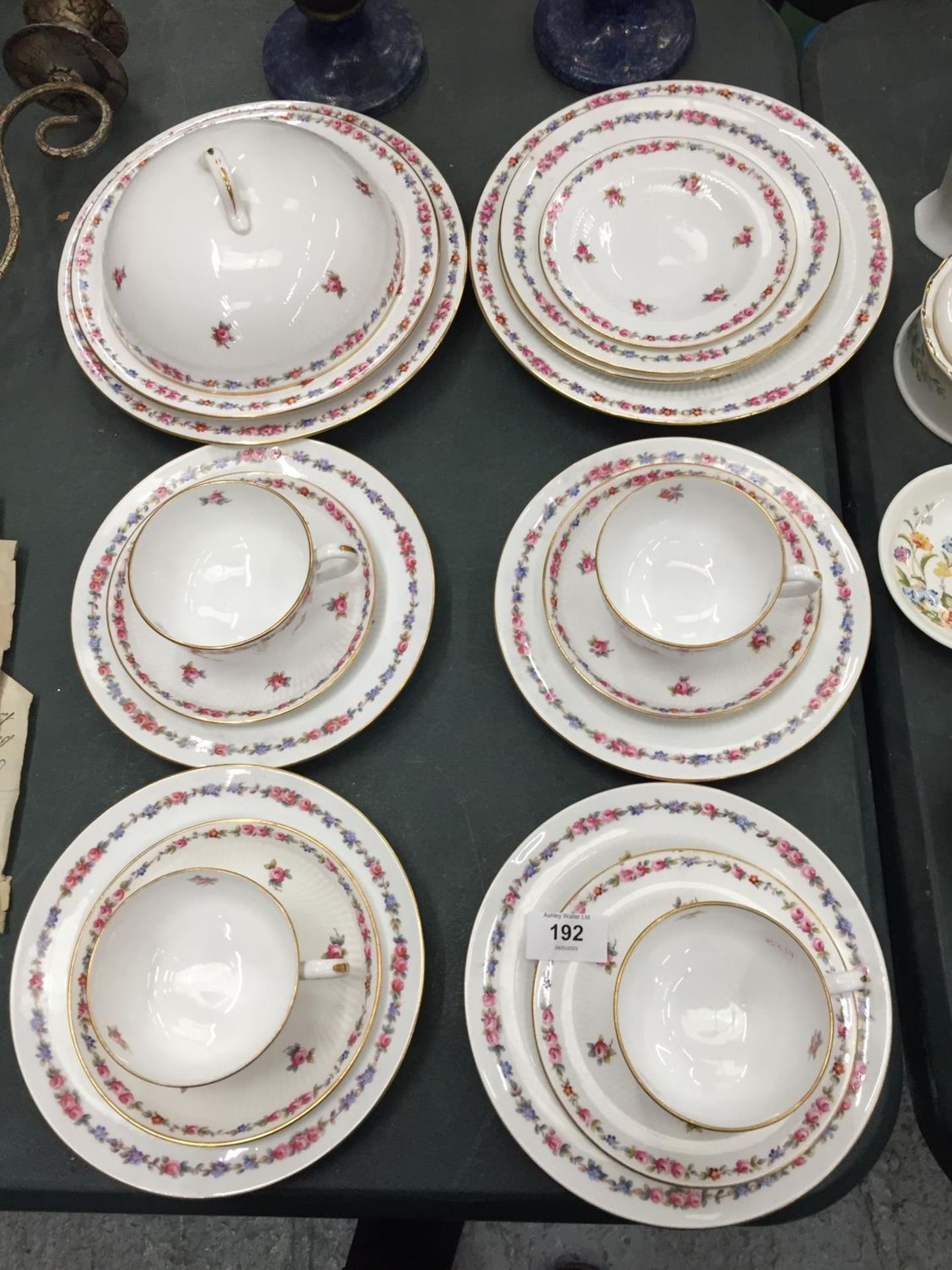 A QUANTITY OF 19TH CENTURY COPELAND SPODE CUPS, SAUCERS AND PLATES PLUS A MUFFIN DISH WITH CABBAGE