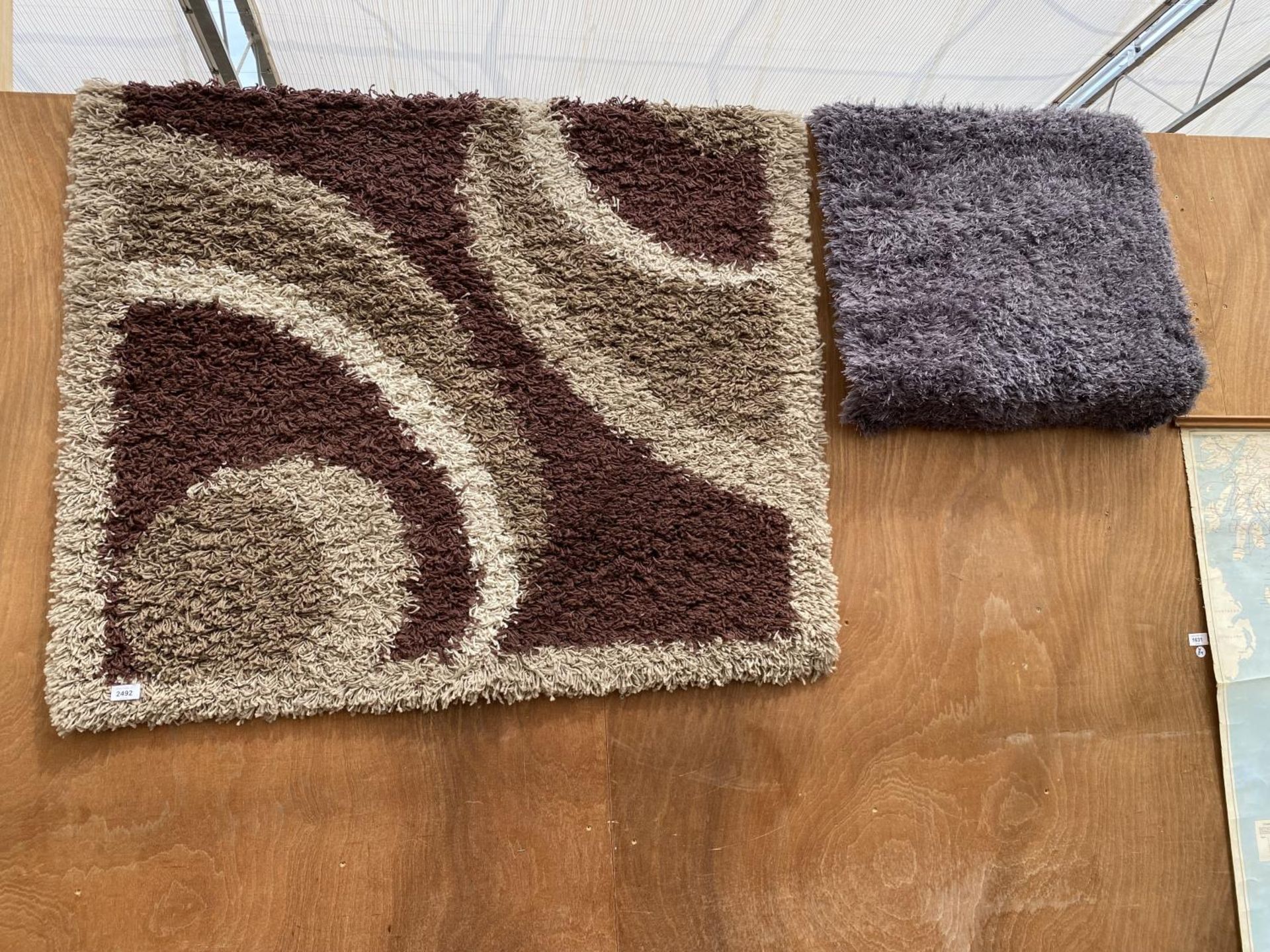 TWO MODERN RUGS TO INCLUDE A CREAM AND BROWN PATTERNED RUG