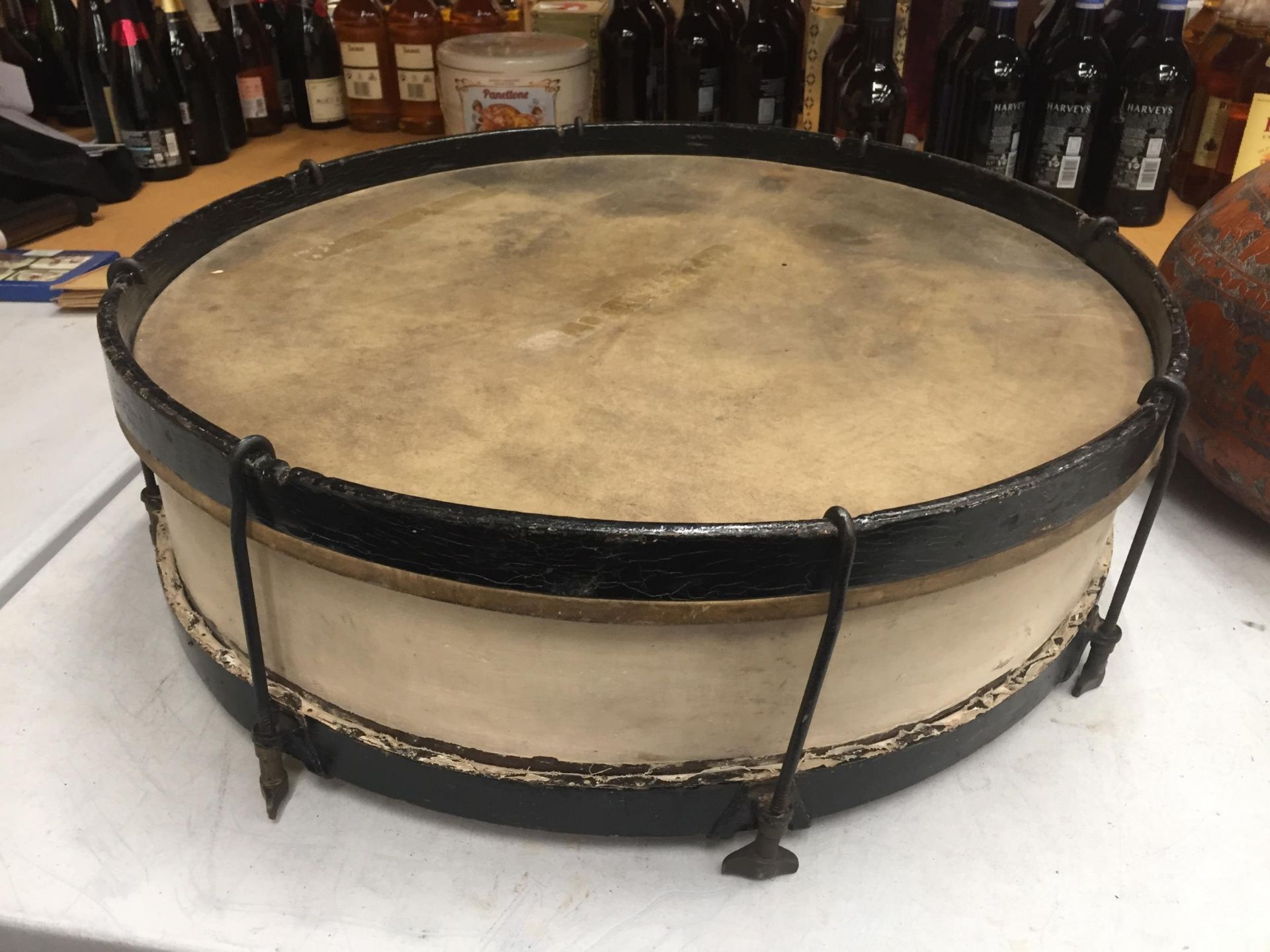 A VINTAGE SNAKESKIN TOP MILITARY DRUM, LENGTH 62CM