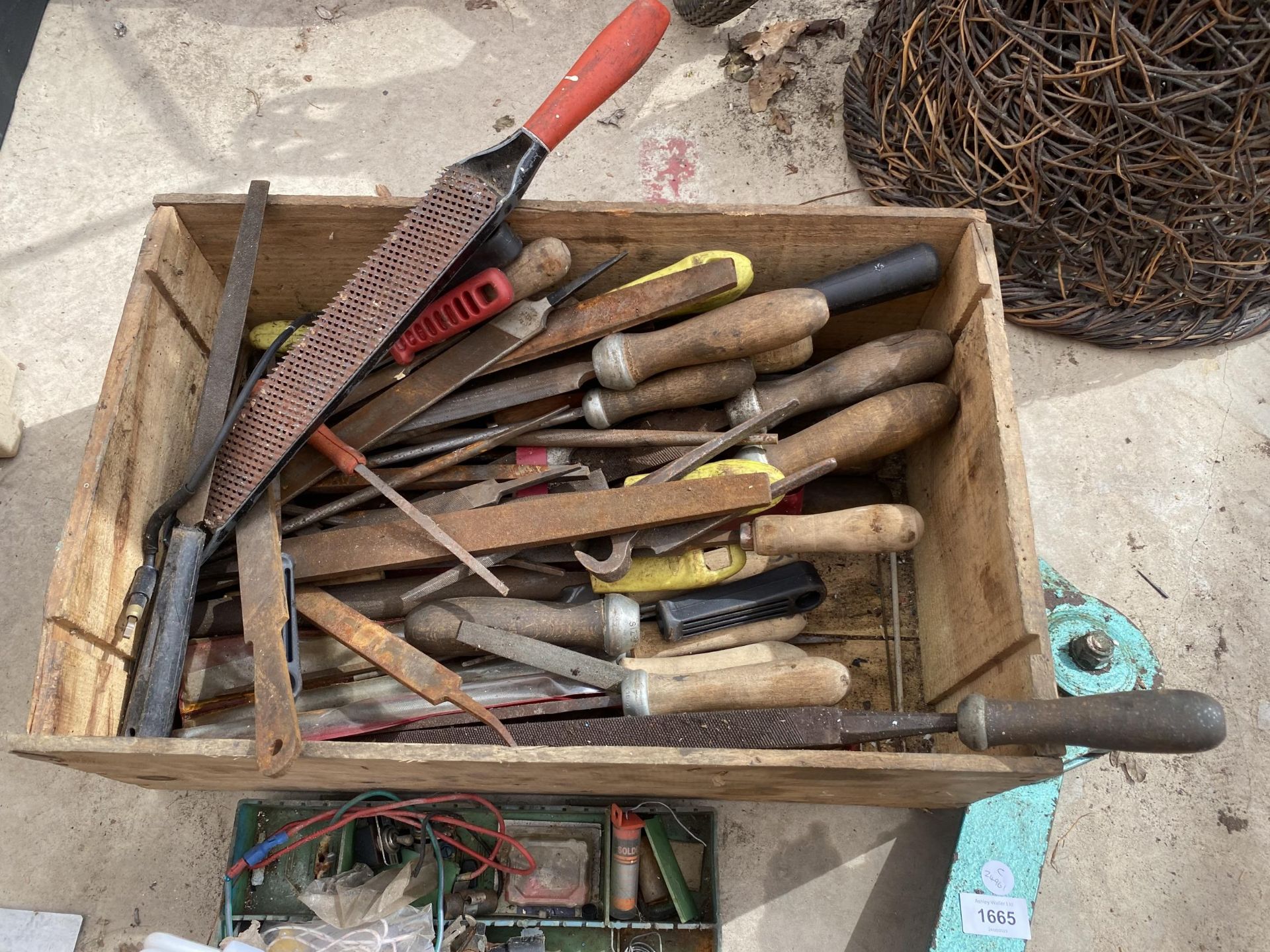 A MIXED LOT OF VINTAGE TOOLS, PLANES ETC - Image 3 of 4