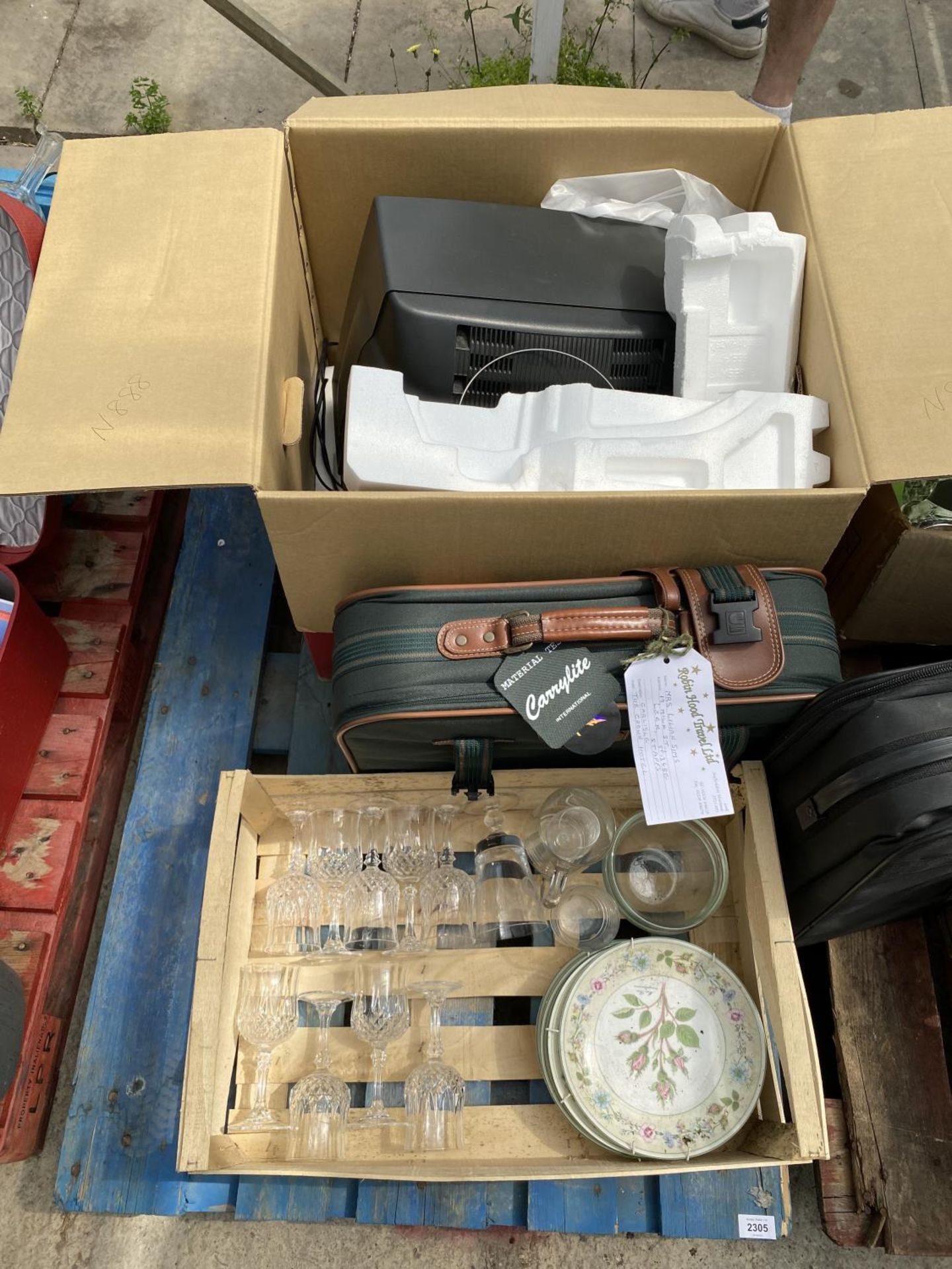 AN ASSORTMENT OF HOUSEHOLD CLEARANCE ITEMS TO INCLUDE GLASS WARE AND A TELEVISION ETC