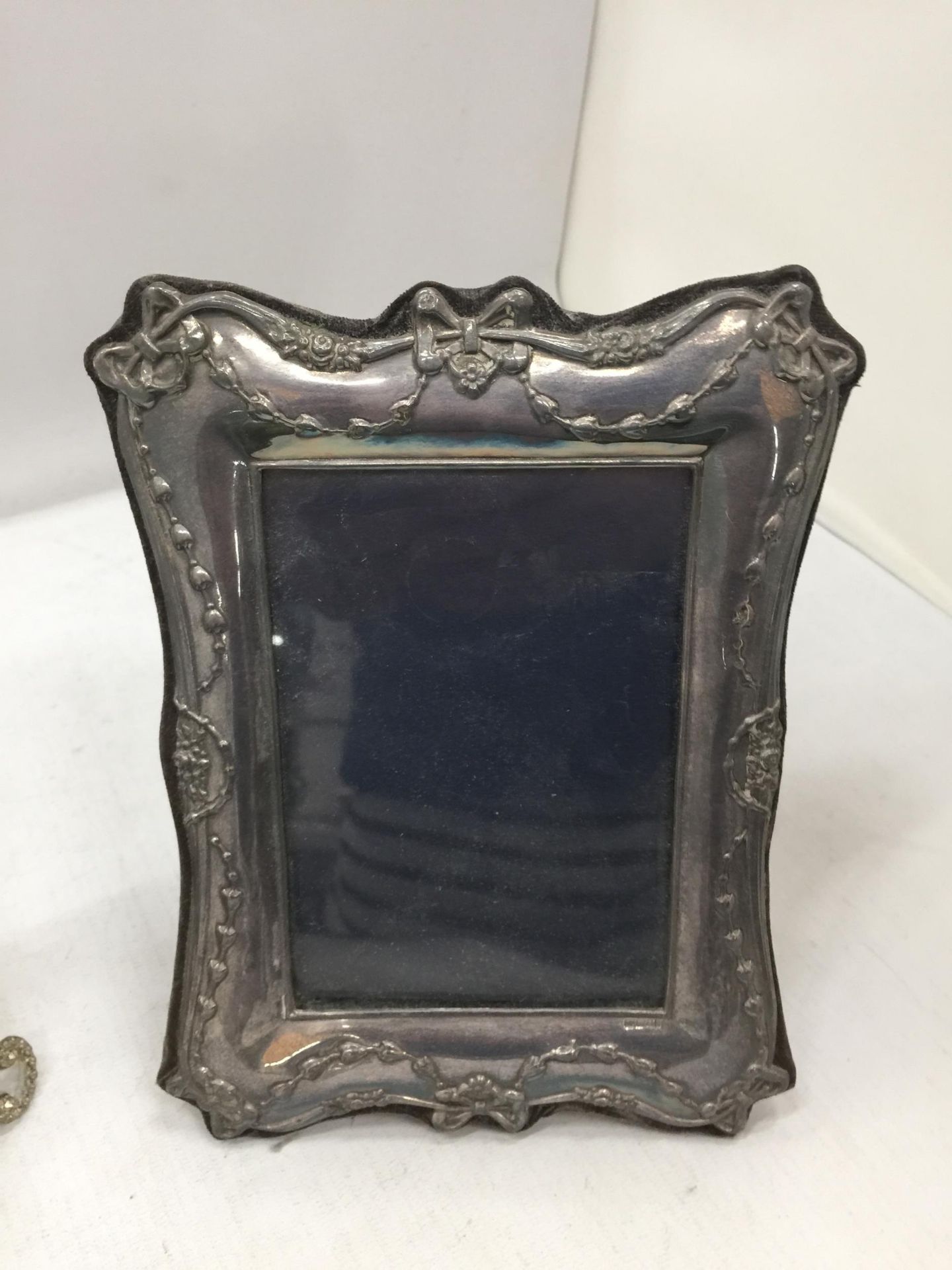 A DECORATIVE HALLMARKED SILVER PHOTO FRAME WITH RIBBON DESIGN AND FURTHER METAL DOVE DESIGN PHOTO - Image 2 of 4