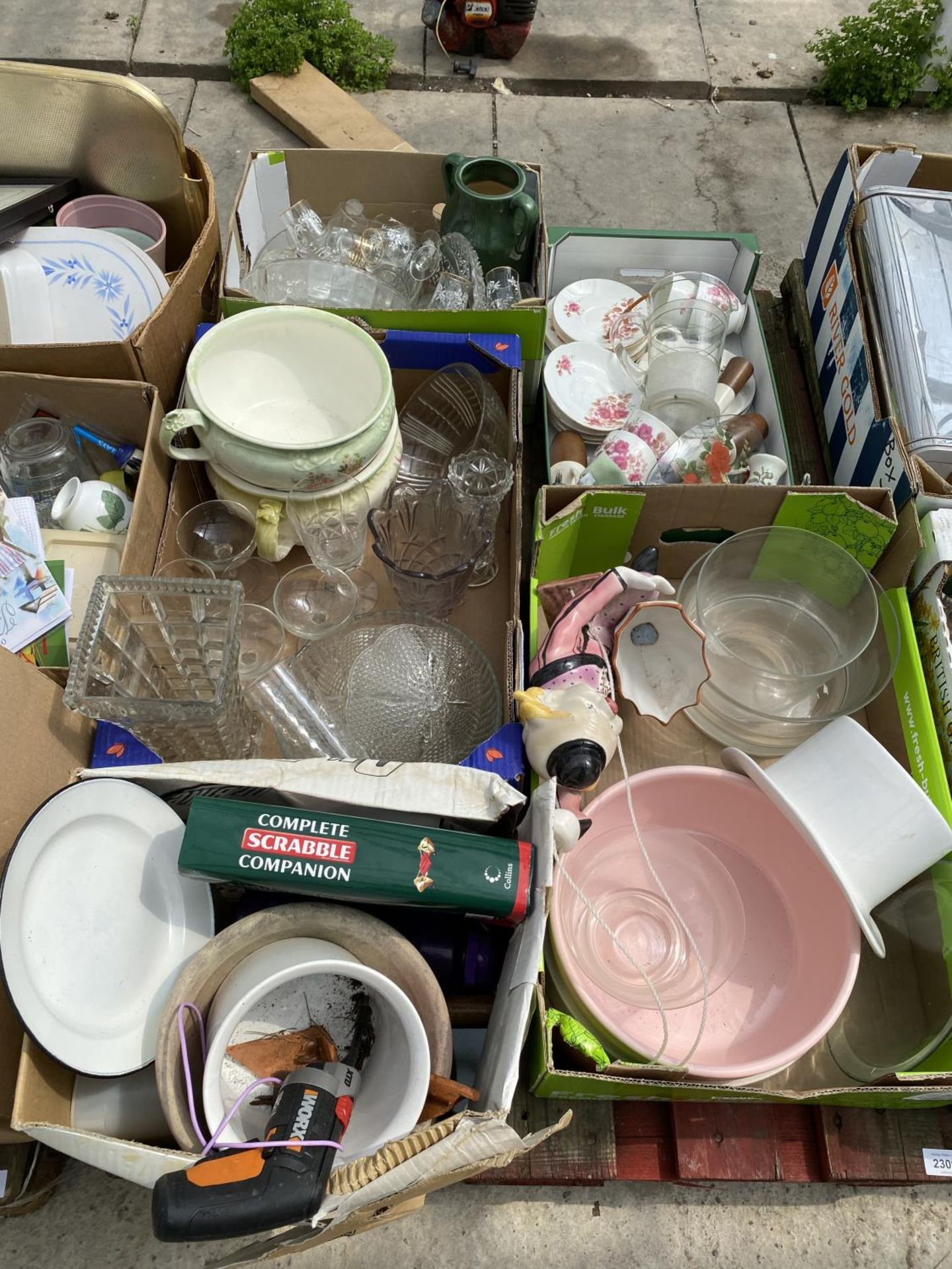 AN ASSORTMENT OF HOUSEHOLD CLEARANCE ITEMS TO INCLUDE CERAMICS AND GLASS WARE ETC