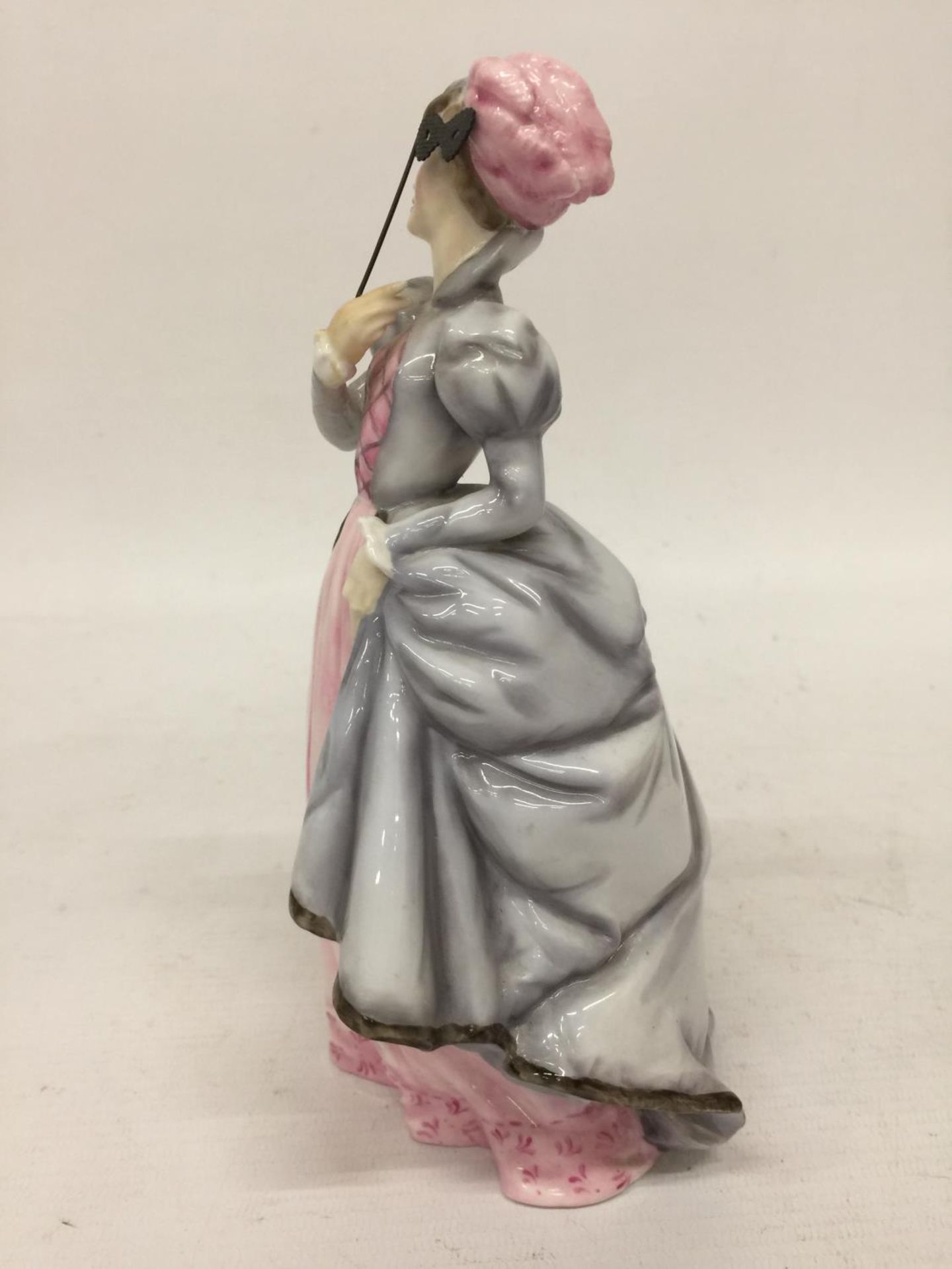 A ROYAL WORCESTER FIGURINE "MASQUERADE" - 20.5 CM - Image 5 of 6