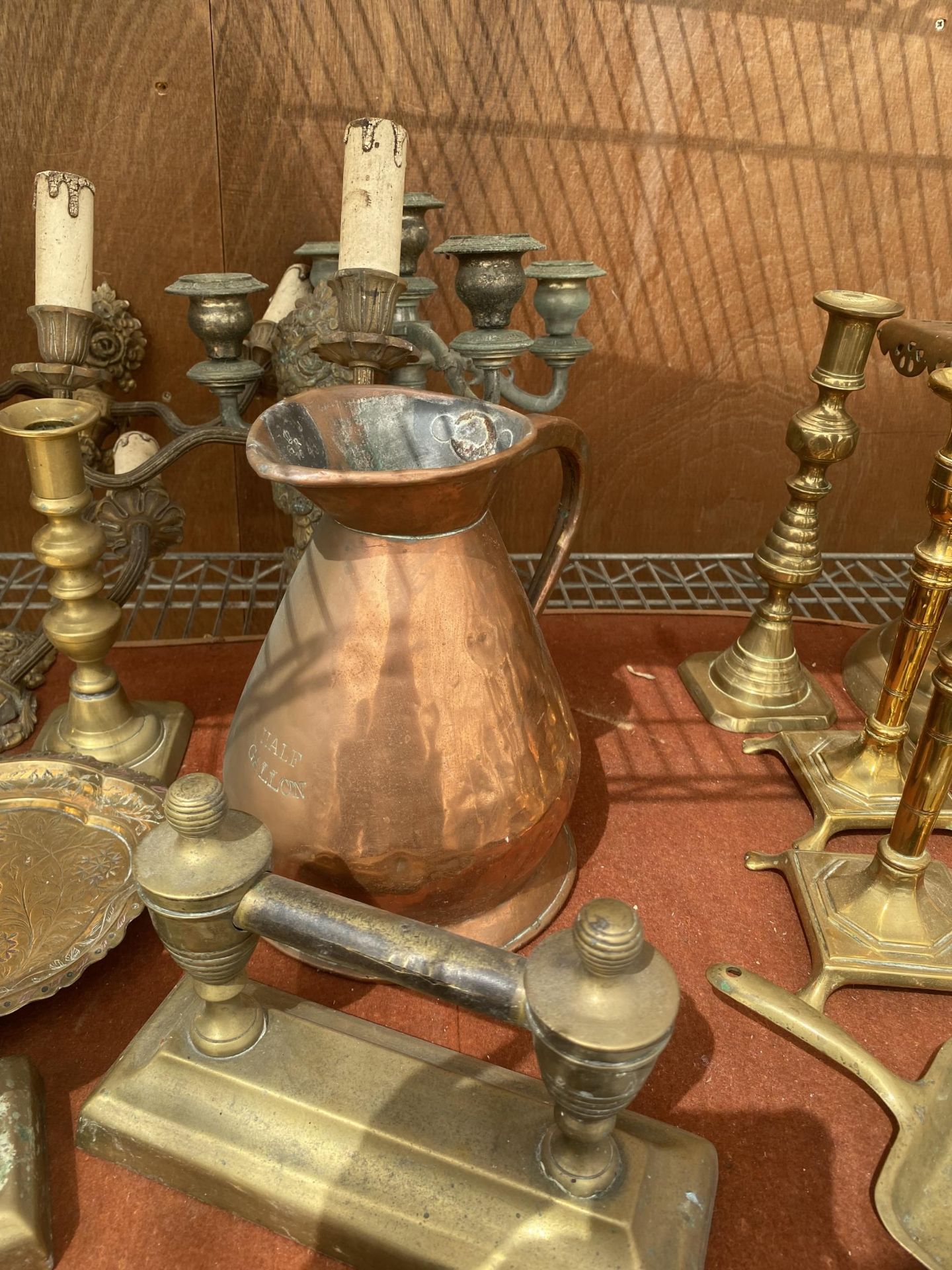 AN ASSORTMENT OF VINTAGE BRASS AND COPPER ITEMS TO INCLUDE A JUG, FIRE DOGS AND CANDLESTICKS ETC - Image 3 of 3