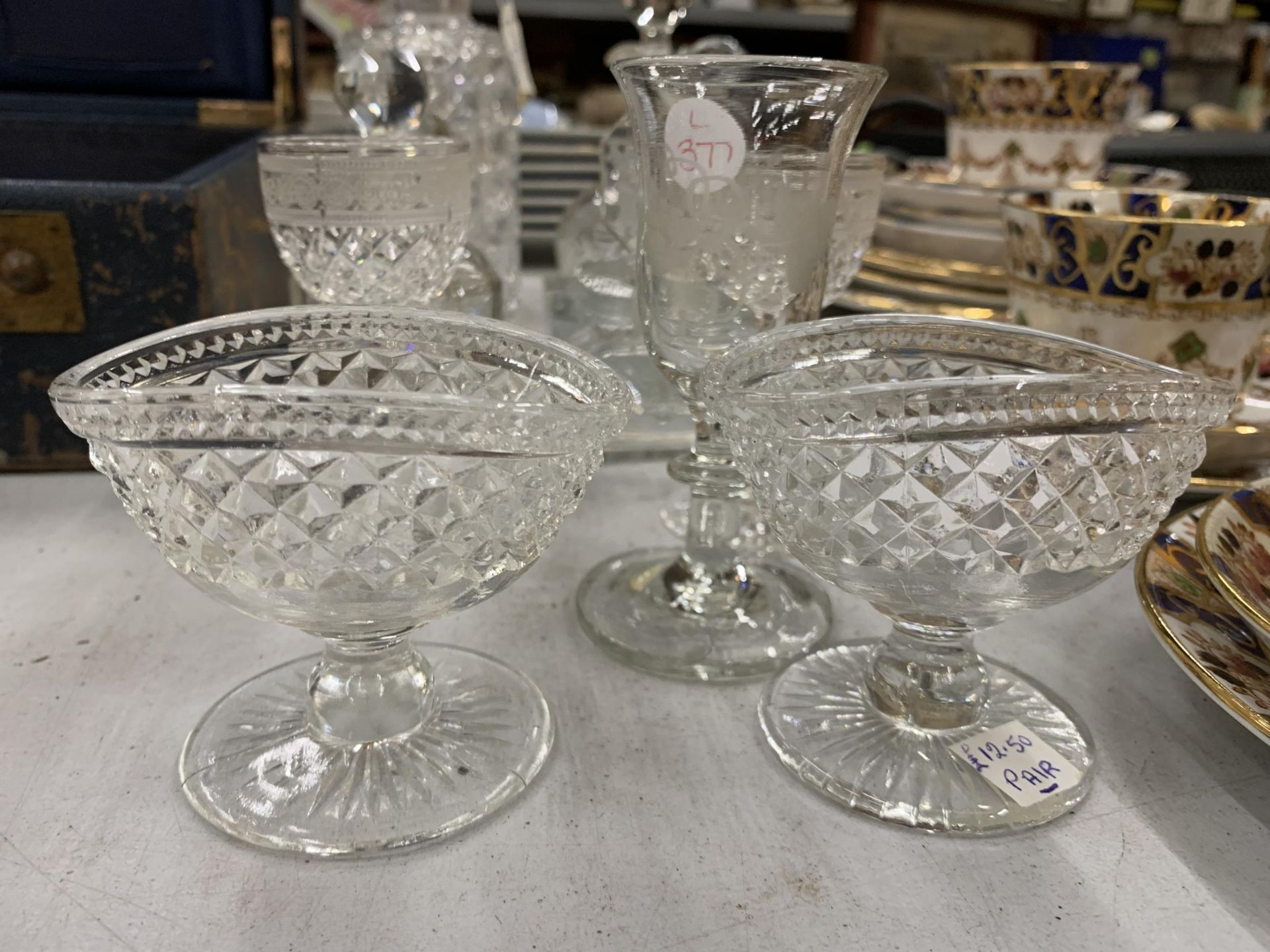 A COLLECTION OF 19TH CENTURY AND LATER GLASSWARE, CUT GLASS DECANTER, ETCHED GLASS ETC - Bild 4 aus 4