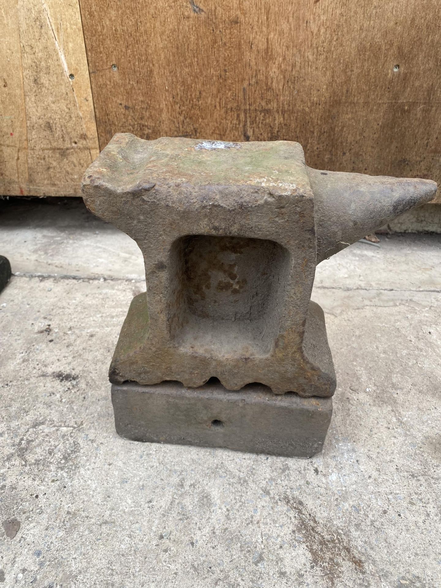 A SMALL VINTAGE CAST IRON DOUBLE SIDED BLACKSMITHS ANVIL WITH CAST IRON BASE STAND(H:25CM L:28CM)