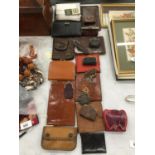 A QUANTITY OF VINTAGE AND MODERN PURSES AND WALLETS