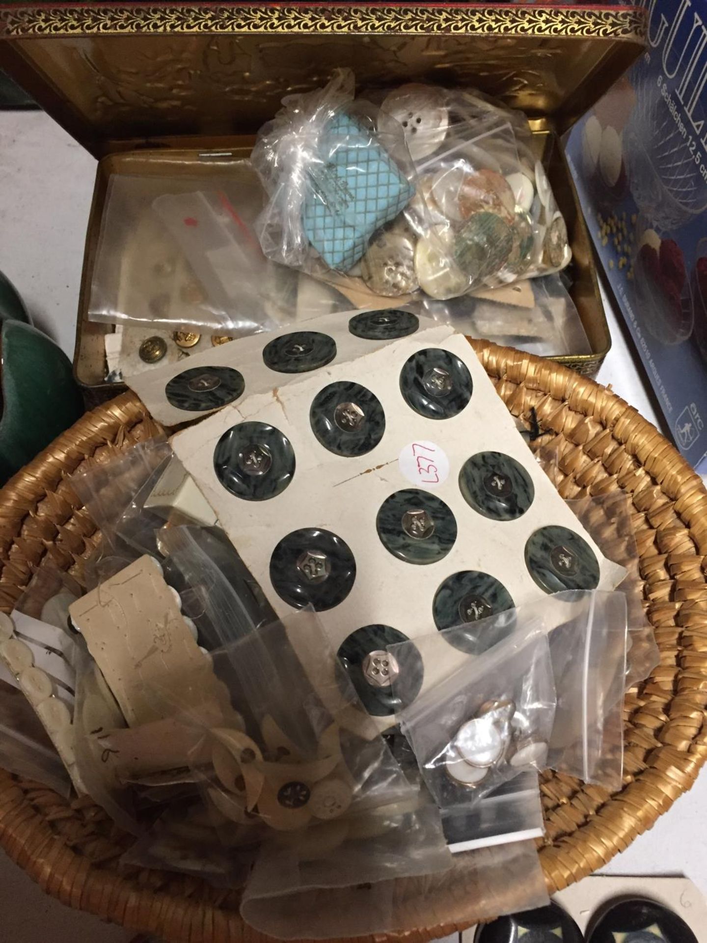 A LARGE QUANTITY OF VINTAGE BUTTONS - Image 2 of 5