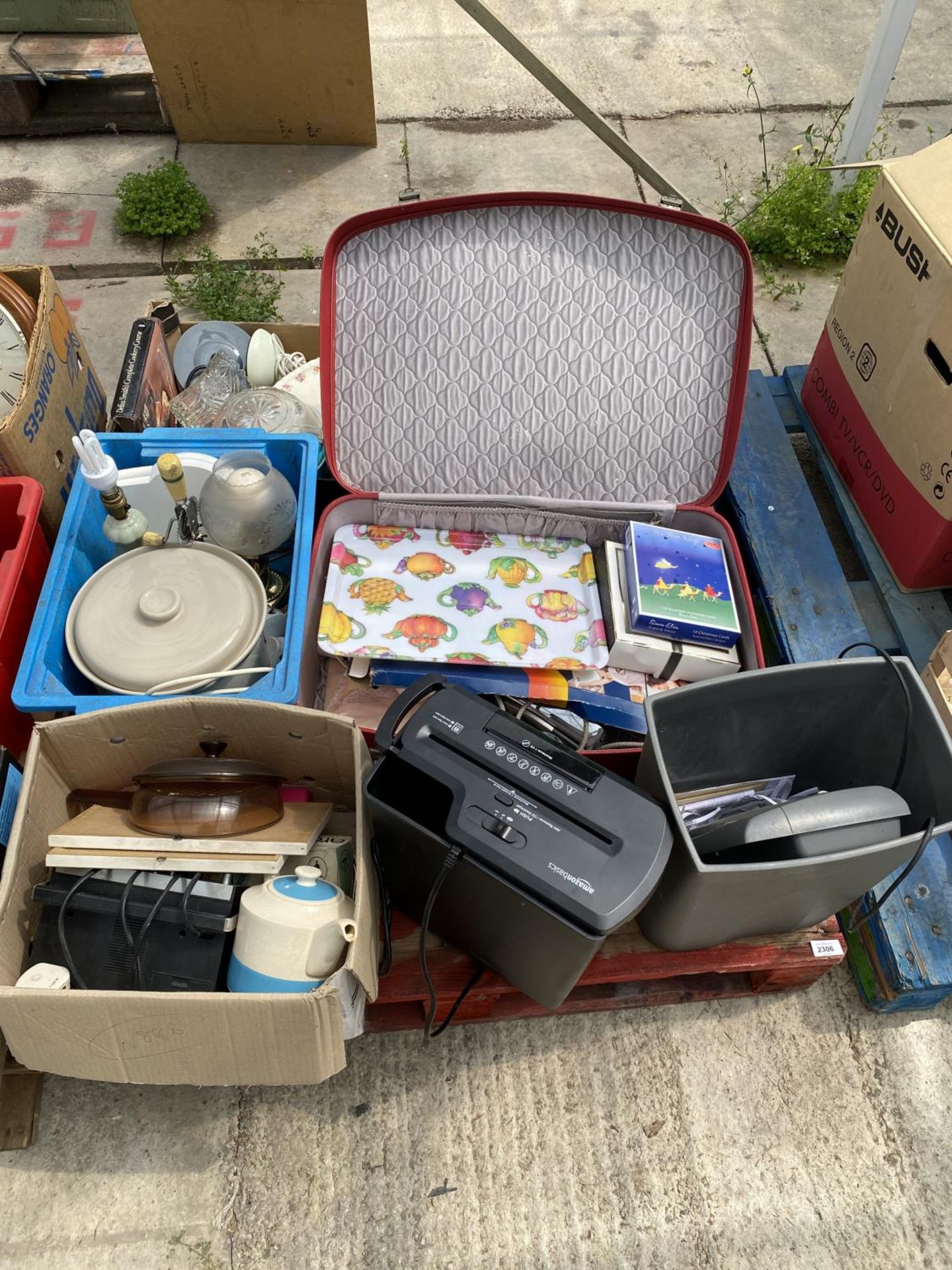 AN ASSORTMENT OF HOUSEHOLD CLEARANCE ITEMS TO INCLUDE GLASS WARE AND ELECTRICALS ETC