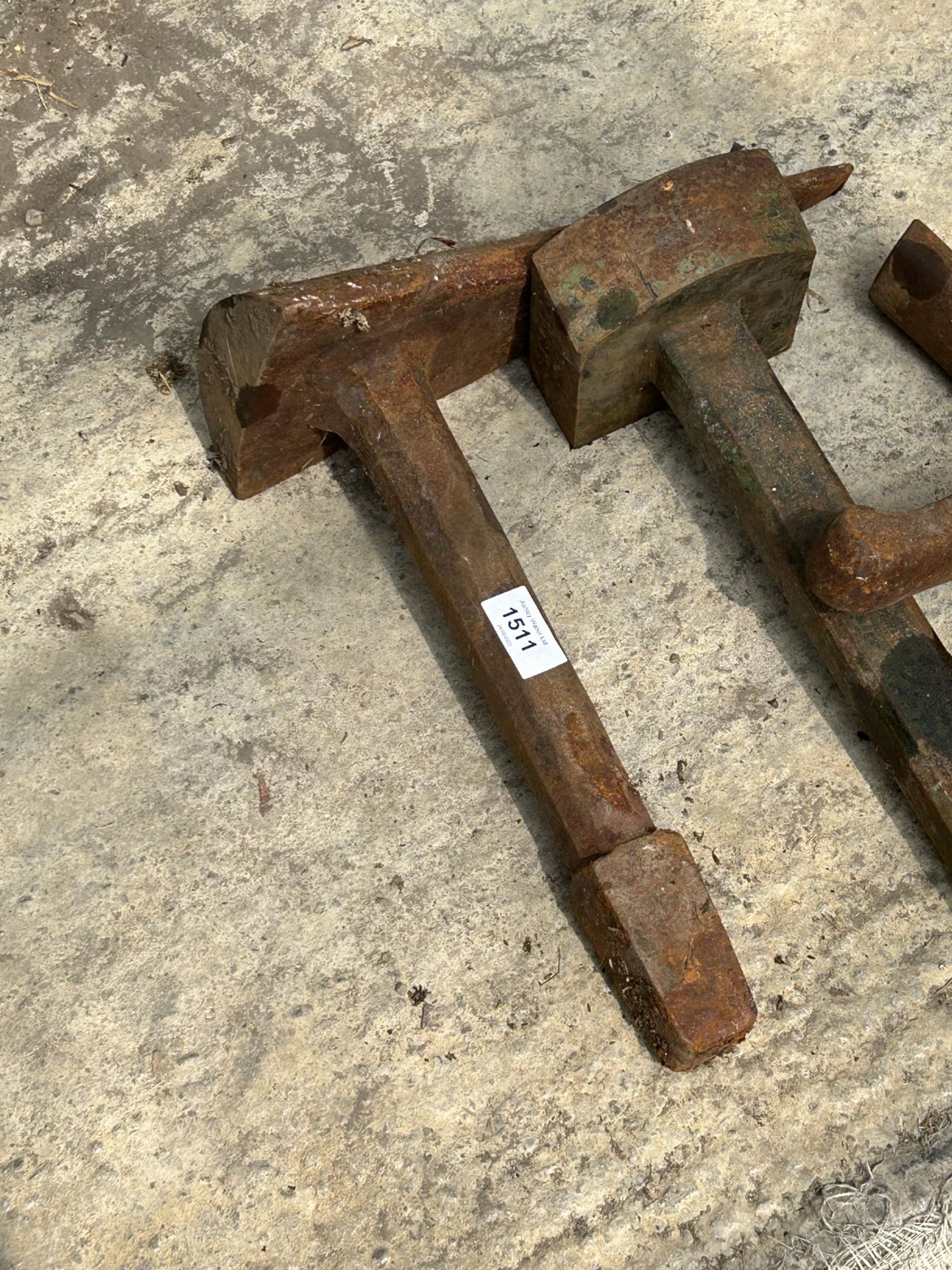 AN ASSORTMENT OF VINTAGE CAST IRON FORGING TOOLS - Image 3 of 3