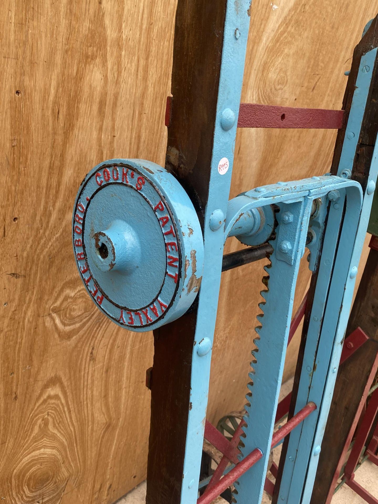 A VINTAGE WOODEN AND STEEL RAILWAY TROLLEY BEARING THE NAME 'COOKS PATENT YAXLEY' - Image 4 of 4