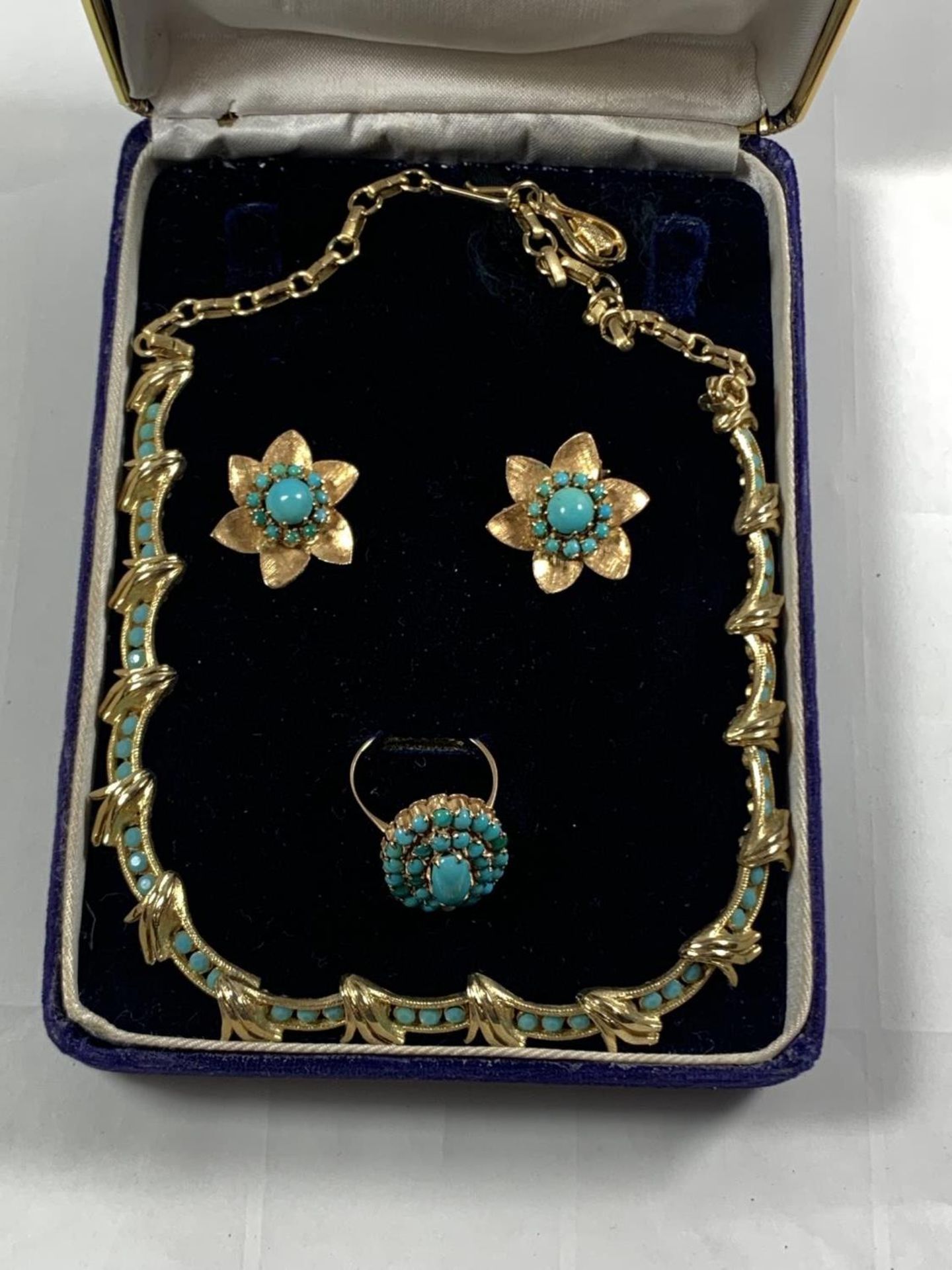A SET OF TURQUOISE JEWELLERY BY L F PENNY LTD, HONG KONG IN PRESENTATION BOX - A 14 CARAT GOLD RING,