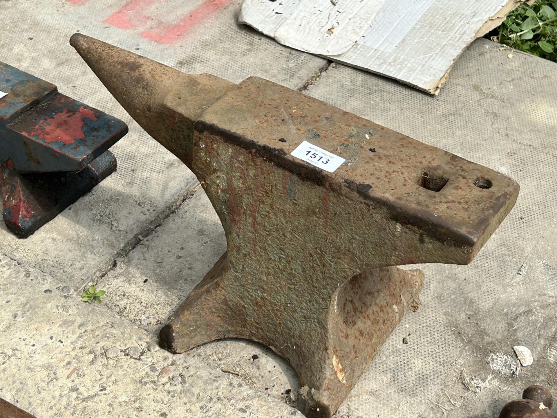 A SMALL VINTAGE CAST IRON BLACKSMITHS ANVIL (H:22CM L:40CM) - Image 2 of 4