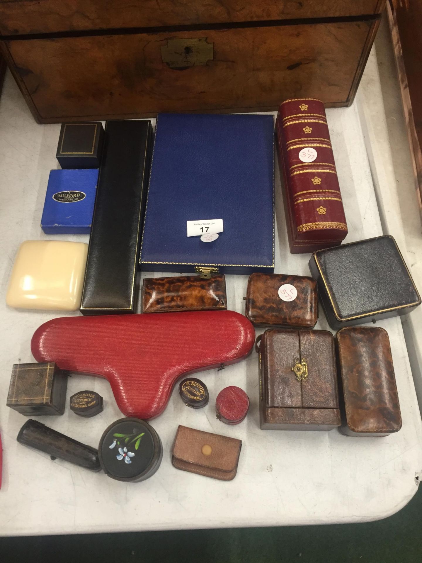 A COLLECTION OF ANTIQUE AND VINTAGE JEWELLERY BOXES TO INCLUDE A TOOLED GILT AND LEATHER BOOKEND