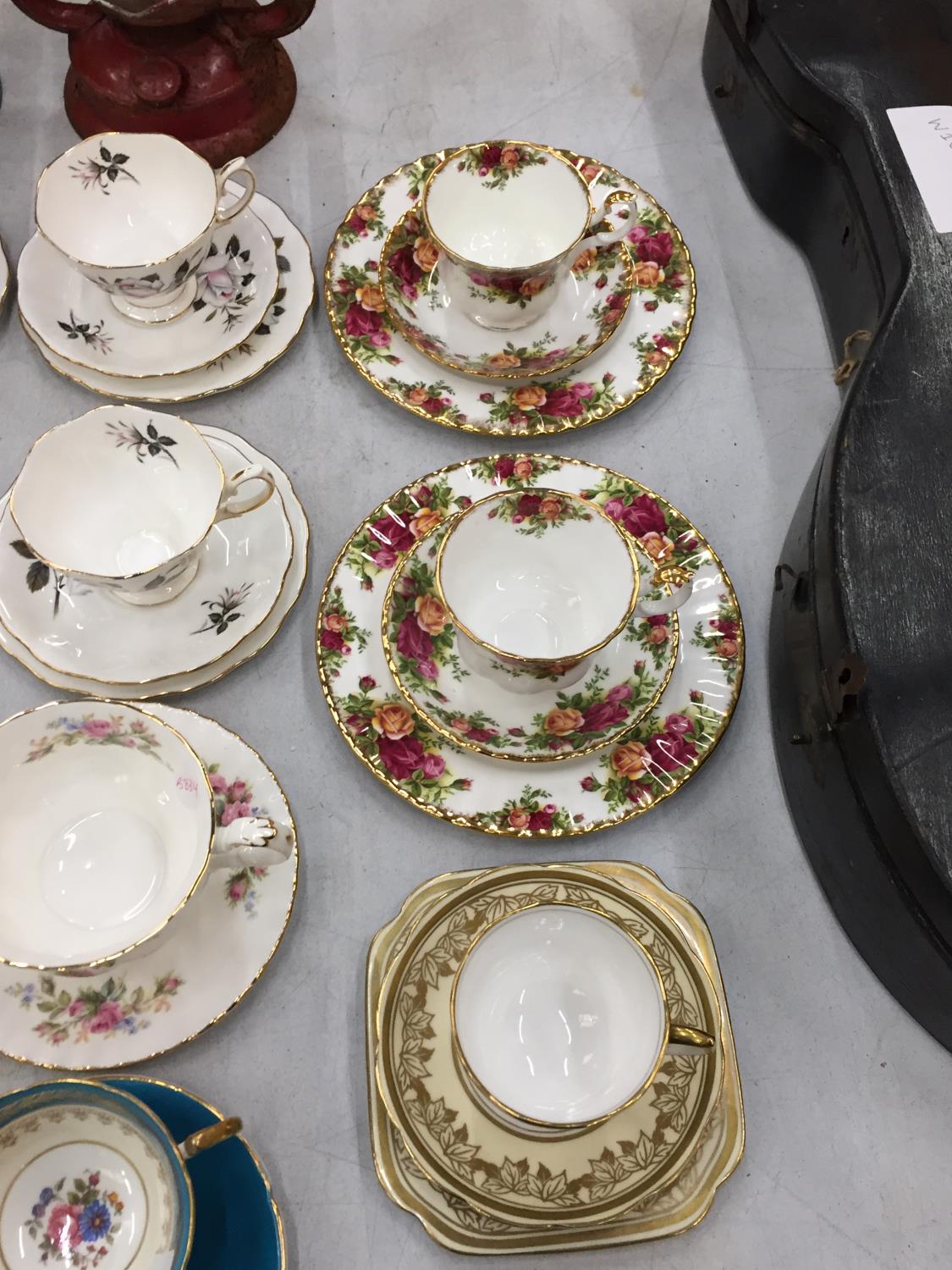 A QUANTITY OF VINTAGE CHINA TRIOS TO INCLUDE ROYAL 'QUEEN'S MESSENGER', 'OLD COUNTRY ROSES', - Image 4 of 4